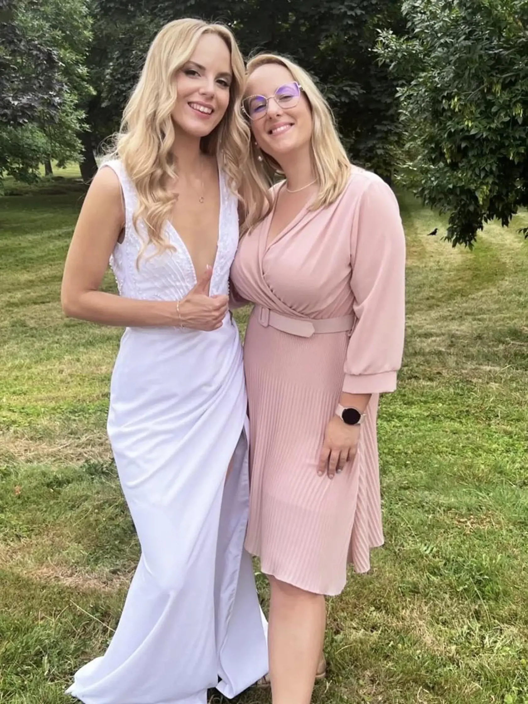 Barbora zvolila jednoduché šaty s hlbokým výstrihom.