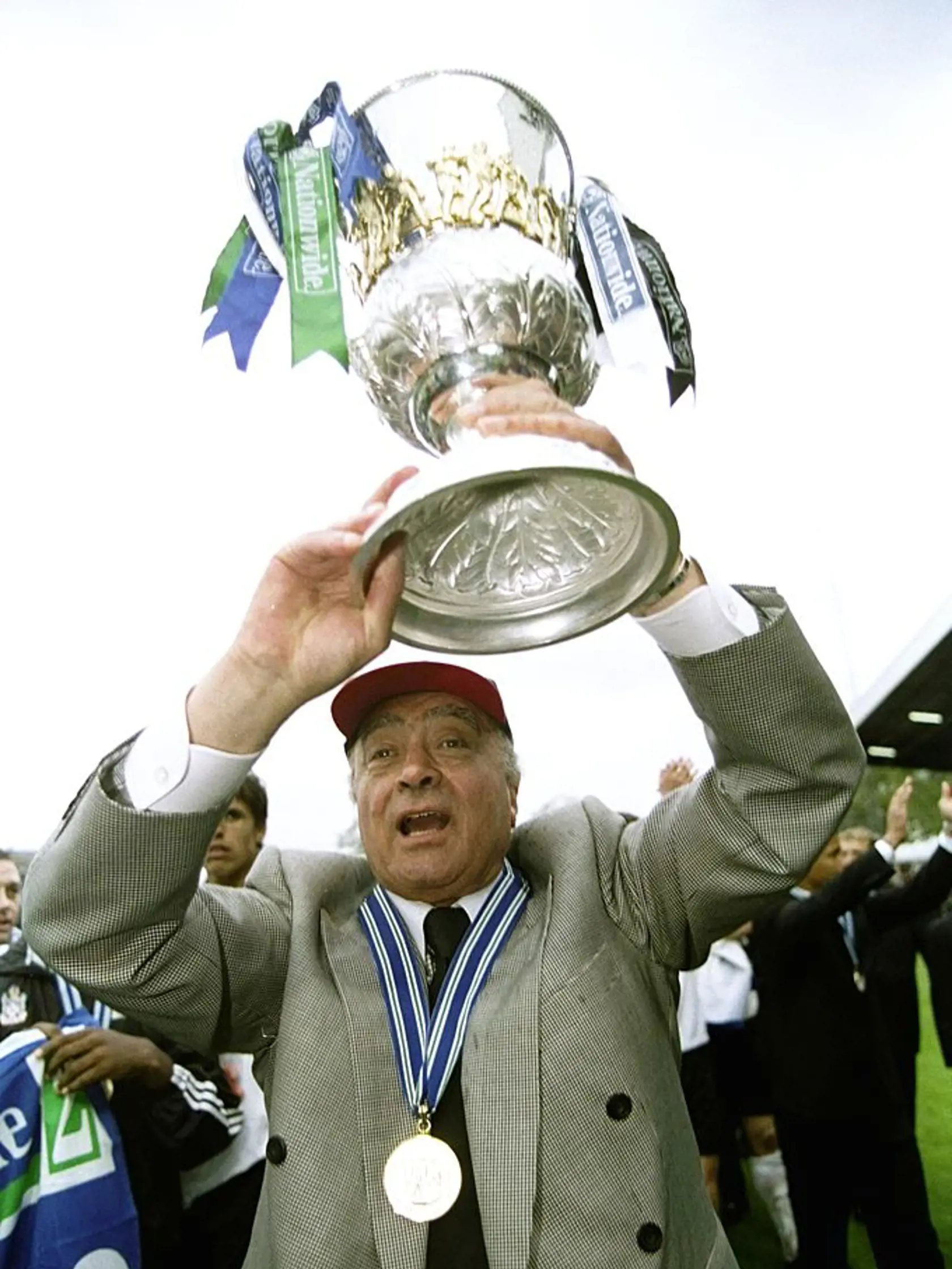 Al-Fayed vlastnil aj futbalový klub FC Fulham. Bývalý manažér jeho ženského tímu uviedol, že hráčky boli pred Fayedom "chránené". "Boli sme si vedomí, že sa mu páčia mladé, blonďavé dievčatá. Tak sme sa len ubezpečili, že k situáciám nemôže dôjsť," povedal pre BBC Gaute Haugenes.