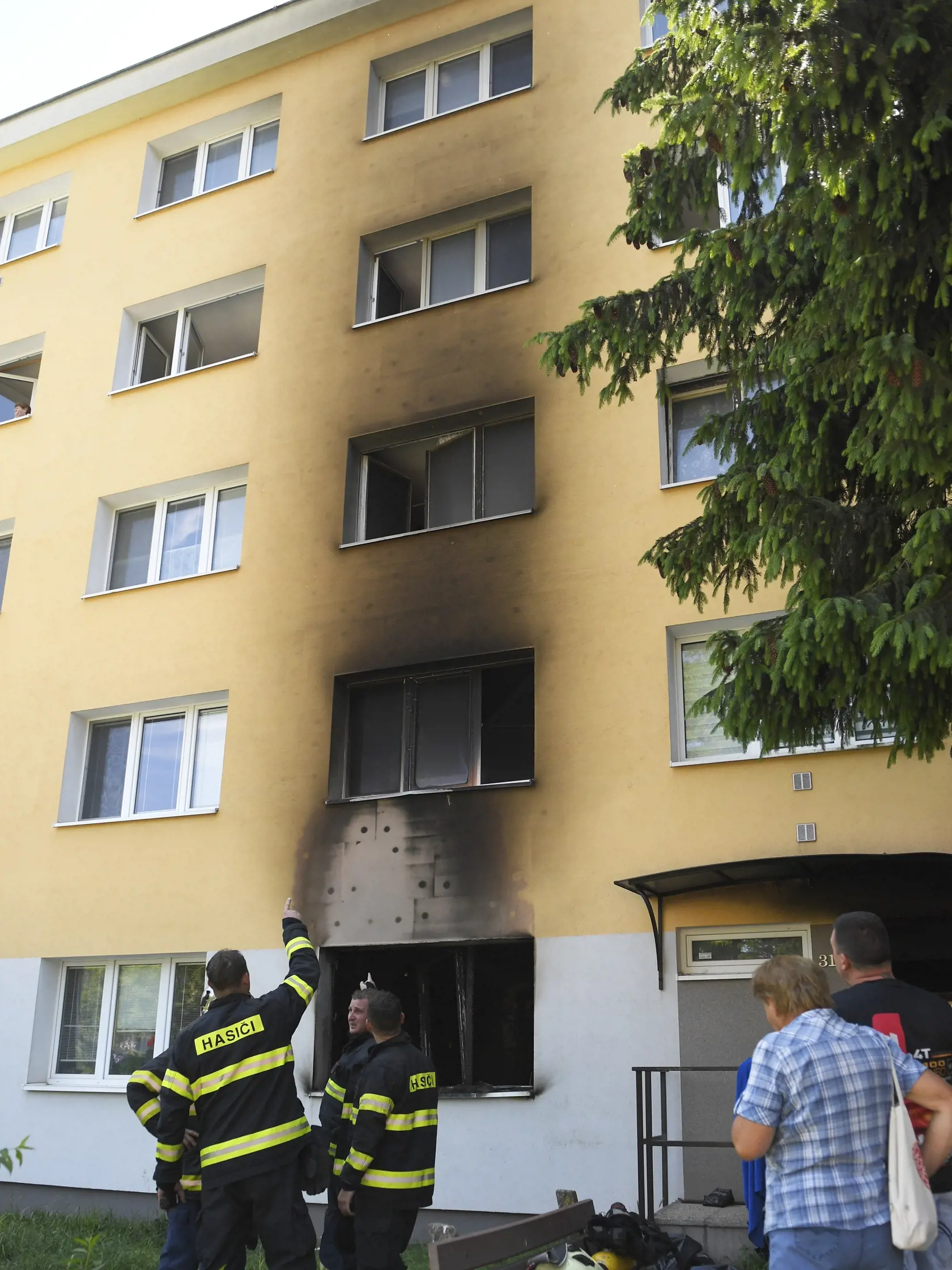 Na snímke byt po požiari na Ulici Slobody v Košiciach v nedeľu 4. júna 2023. Jedna osoba prišla o život a dvoch ľudí v bezvedomí previezli do nemocnice v súvislosti s nedeľným požiarom. FOTO TASR – František Iván