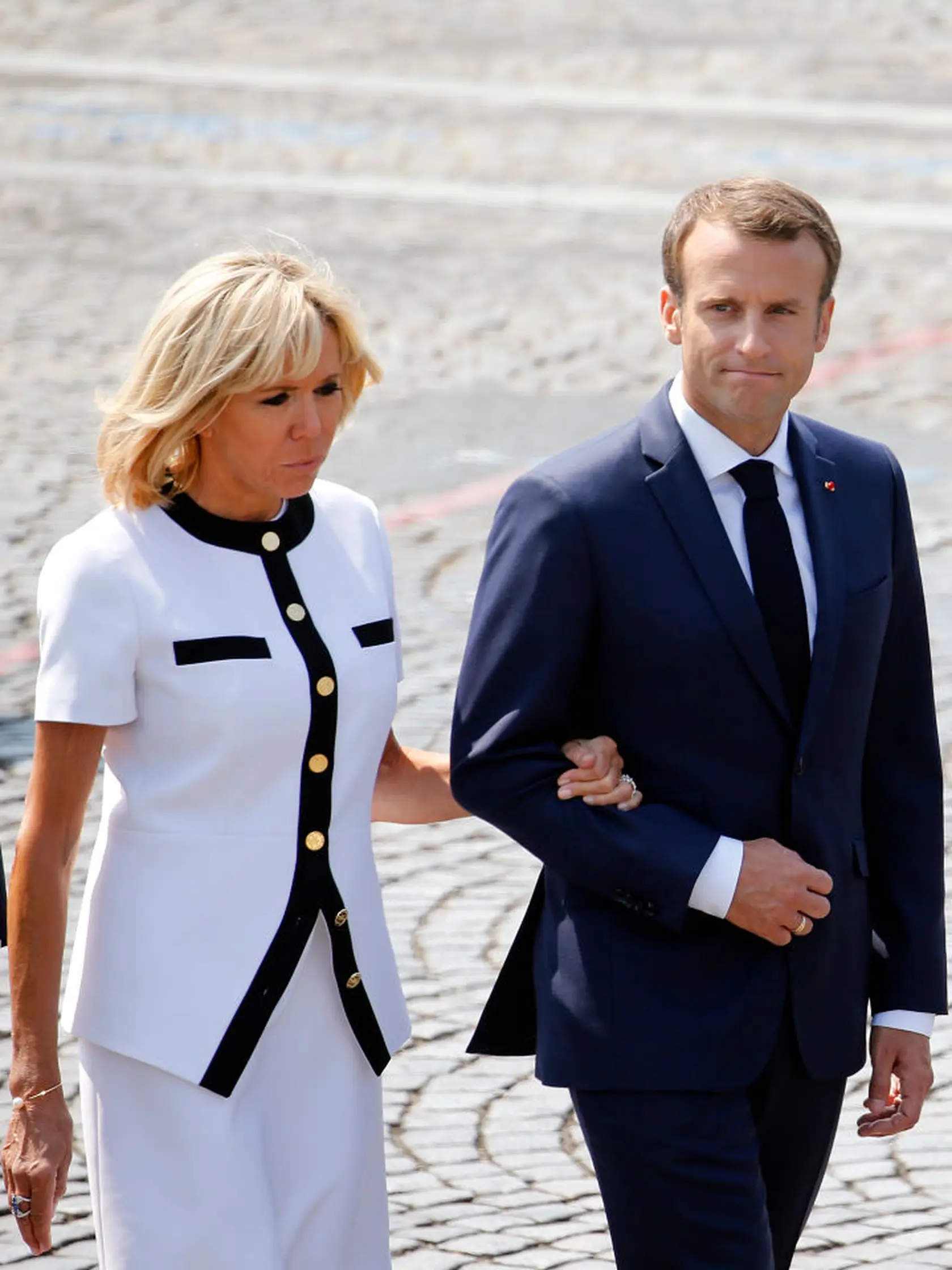 Macronovci sú manželmi skoro 18 rokov. Spoznali sa už na strednej. Kým Macron bol študent, Brigitte bola jeho vydatou učiteľkou drámy. Napriek 24-ročnému vekového rozdielu sa nakoniec dali dokopy a pôsobia ako stabilný pár.