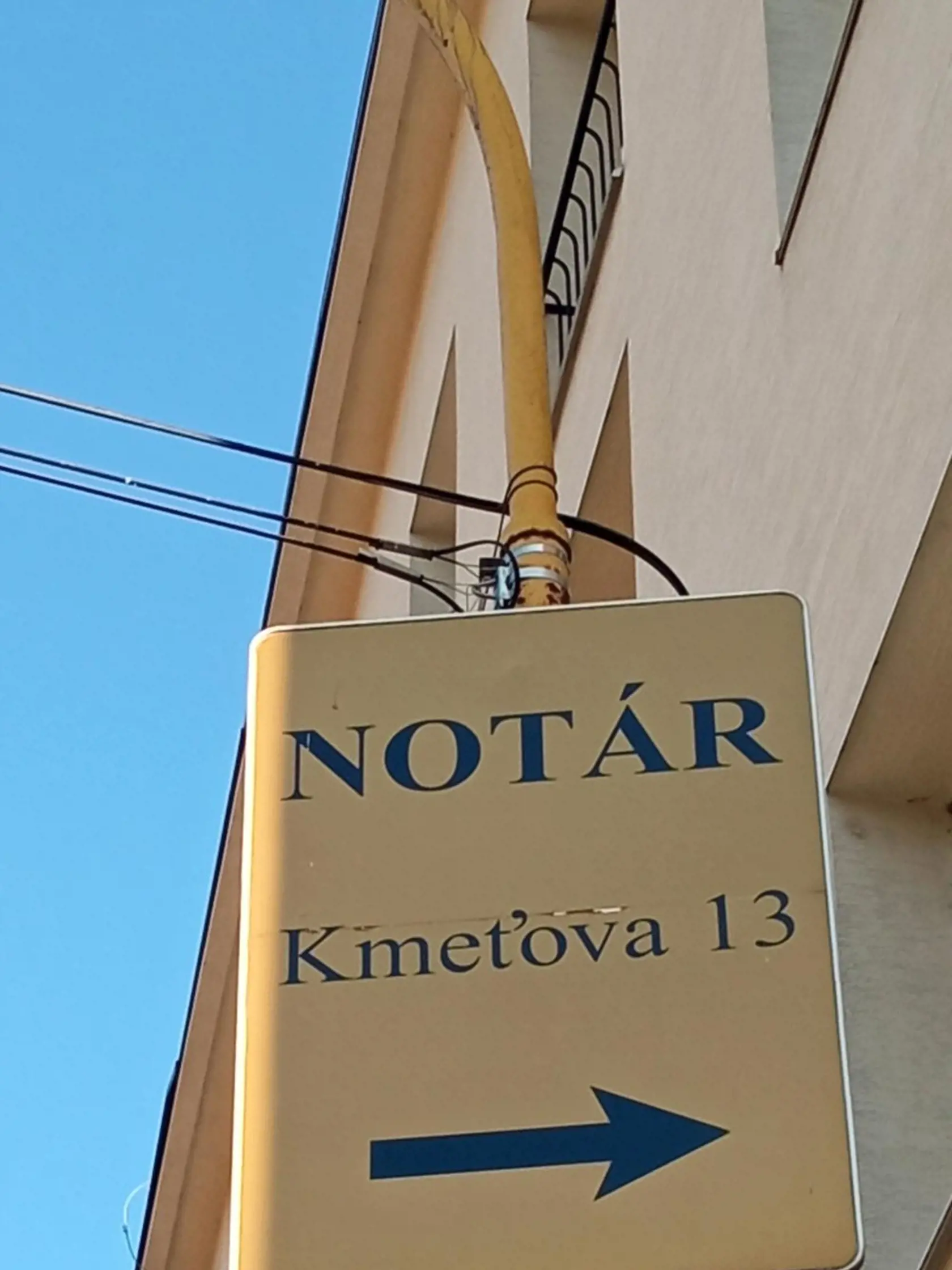 Zmluva aj podpisy musia byť notársky overené.