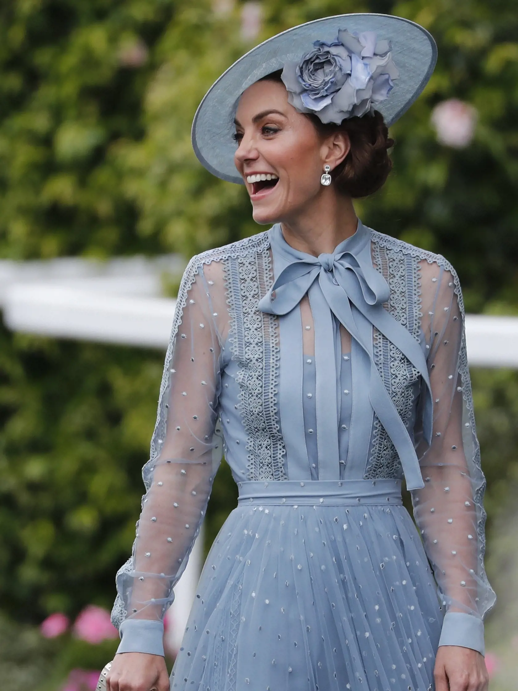 Vojvodkyňa Kate sa na tohto ročnom Ascote ukázala v elegantných, modrých šatách od značky Elie Saab, ktoré mali v sebe zakomponovanú čipku.