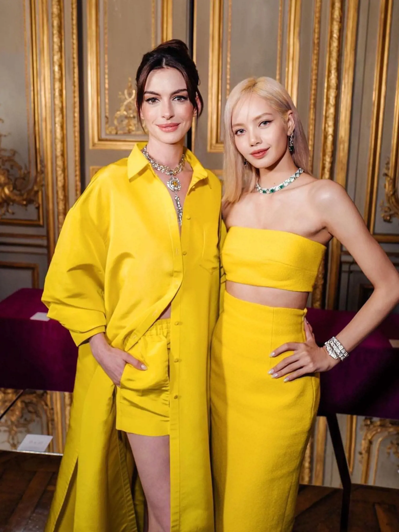 Anne Hathaway a Lisa z Blackpink na večierku Bvlgari v Paríži