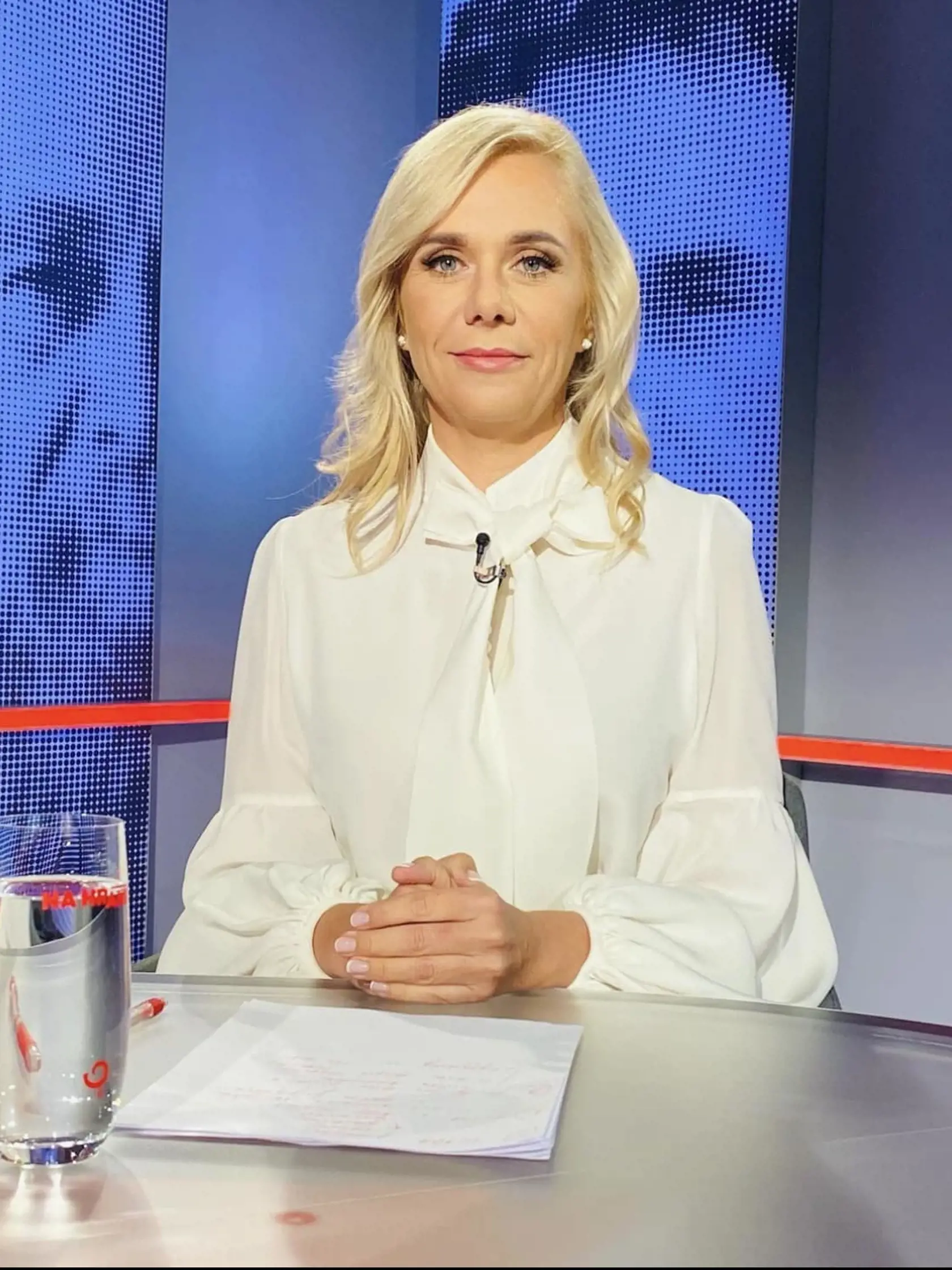 „Ak sa povie dáma na slovenskej politickej scéne, tak je to určite Denisa Saková. Príkladne zvláda pravidlá elít, čo sa týka dress codu,“ skonštatovala pri pohľade na outfity exministerky vnútra odborníčka na protokol Mária Holubová.