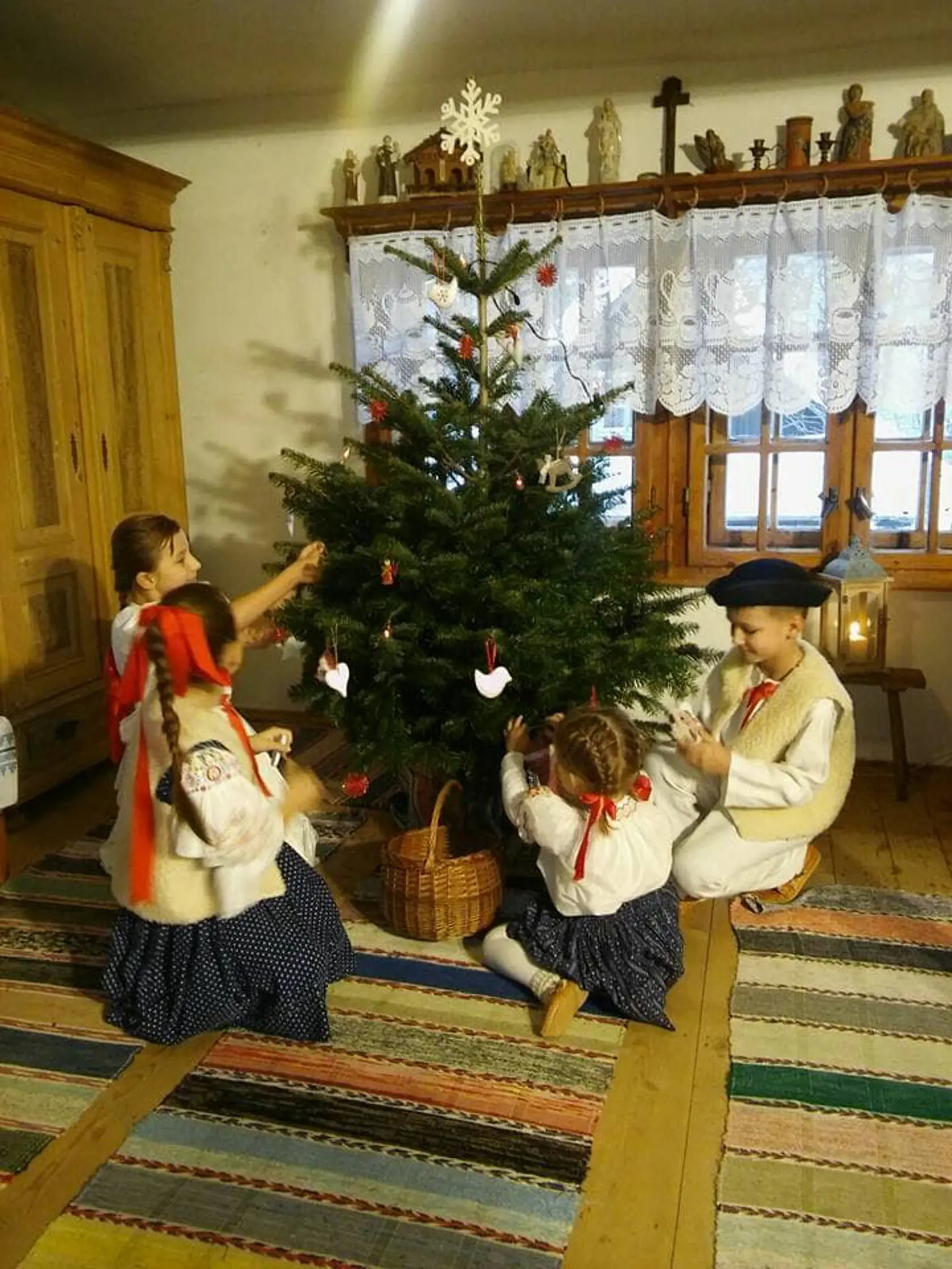 Deti pri zdobení vianočného stromčeka.
