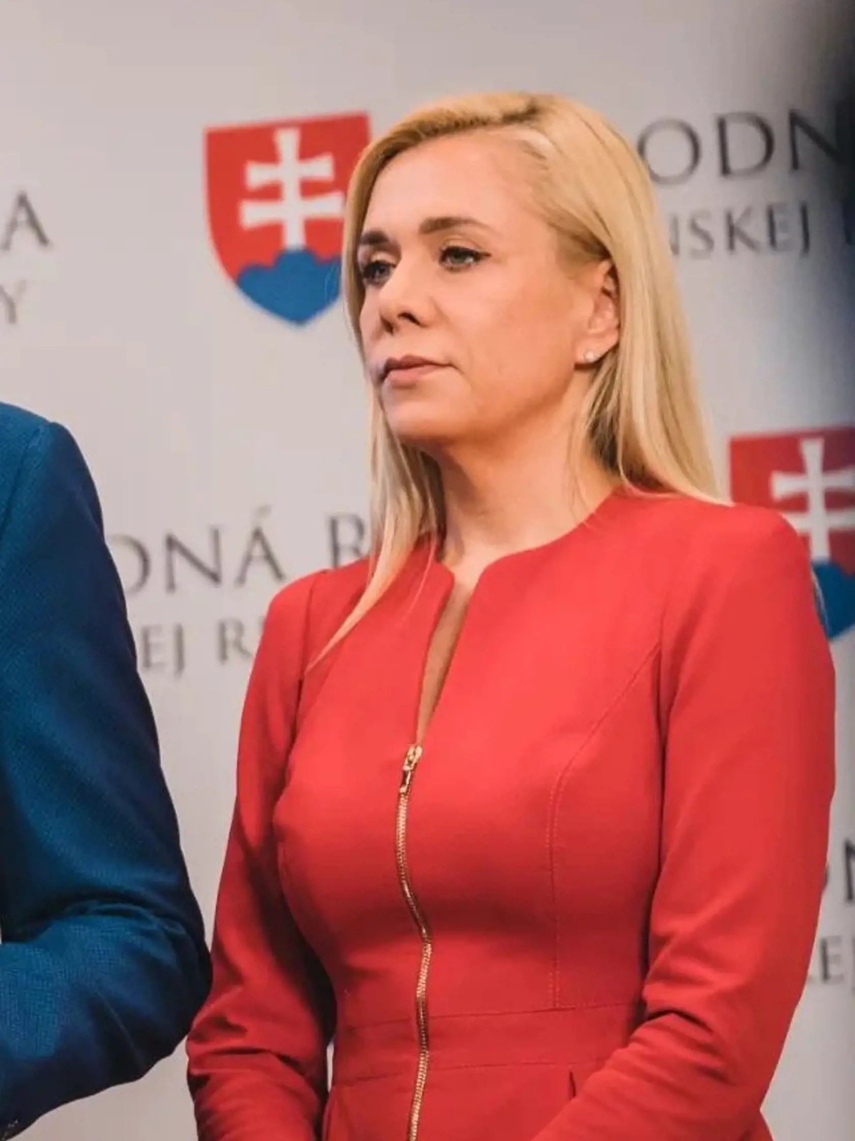 „Ak sa povie dáma na slovenskej politickej scéne, tak je to určite Denisa Saková. Príkladne zvláda pravidlá elít, čo sa týka dress codu,“ skonštatovala pri pohľade na outfity exministerky vnútra odborníčka na protokol Mária Holubová.