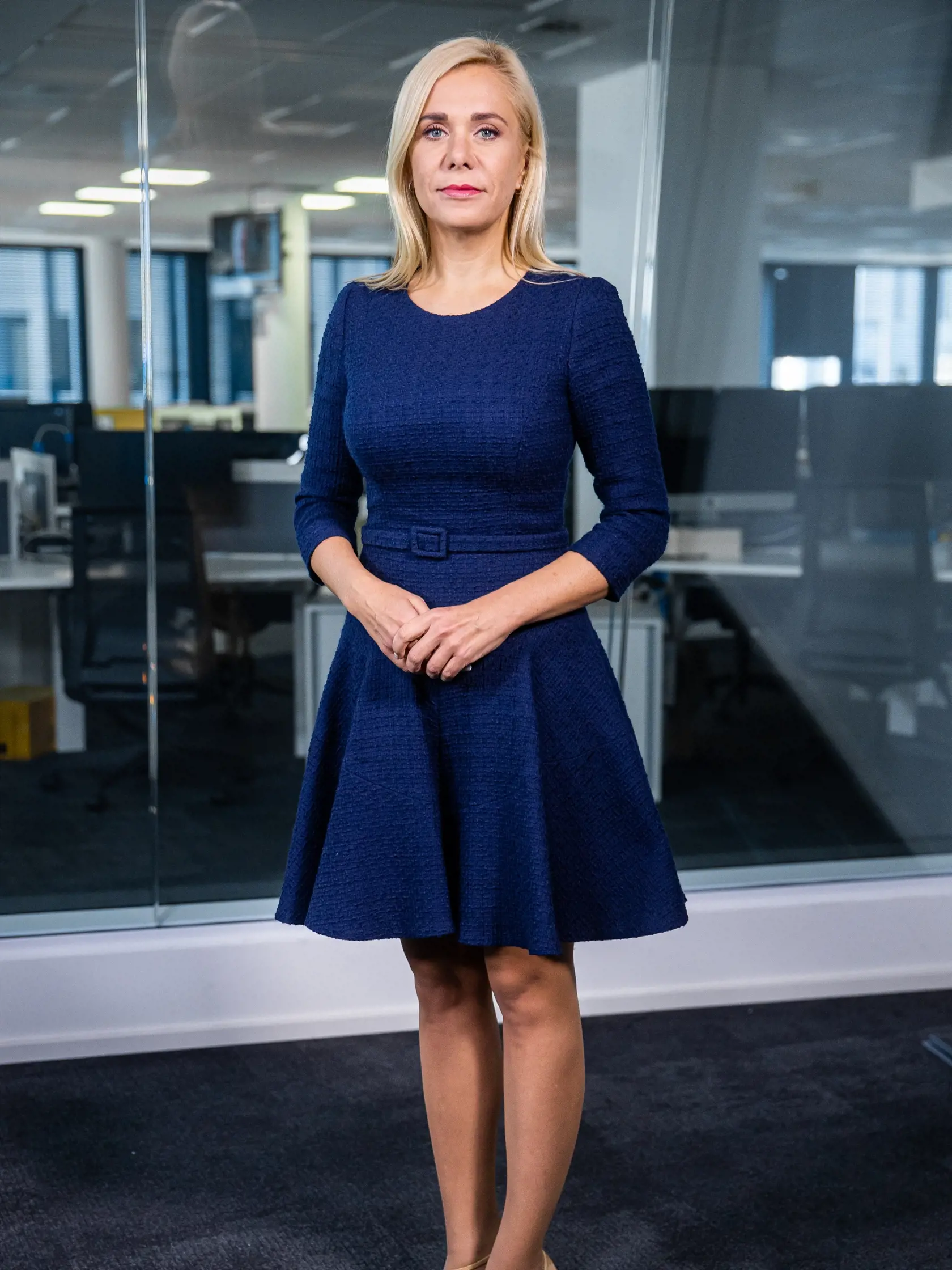 „Ak sa povie dáma na slovenskej politickej scéne, tak je to určite Denisa Saková. Príkladne zvláda pravidlá elít, čo sa týka dress codu,“ skonštatovala pri pohľade na outfity exministerky vnútra odborníčka na protokol Mária Holubová.