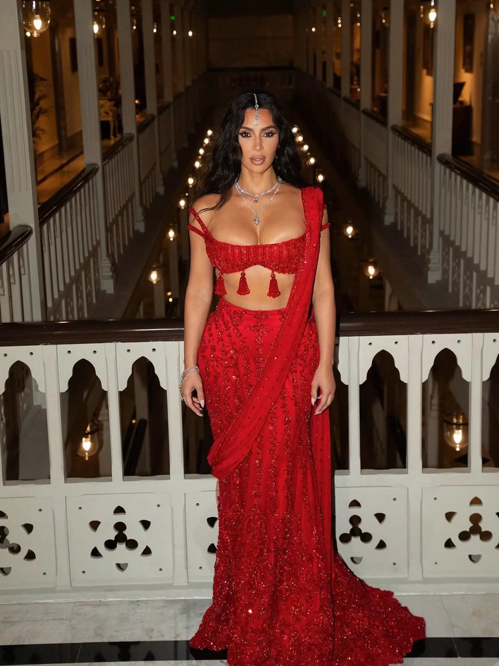 Kim Kardashian ledva napratala svoj bujný dekolt do podprsenky.