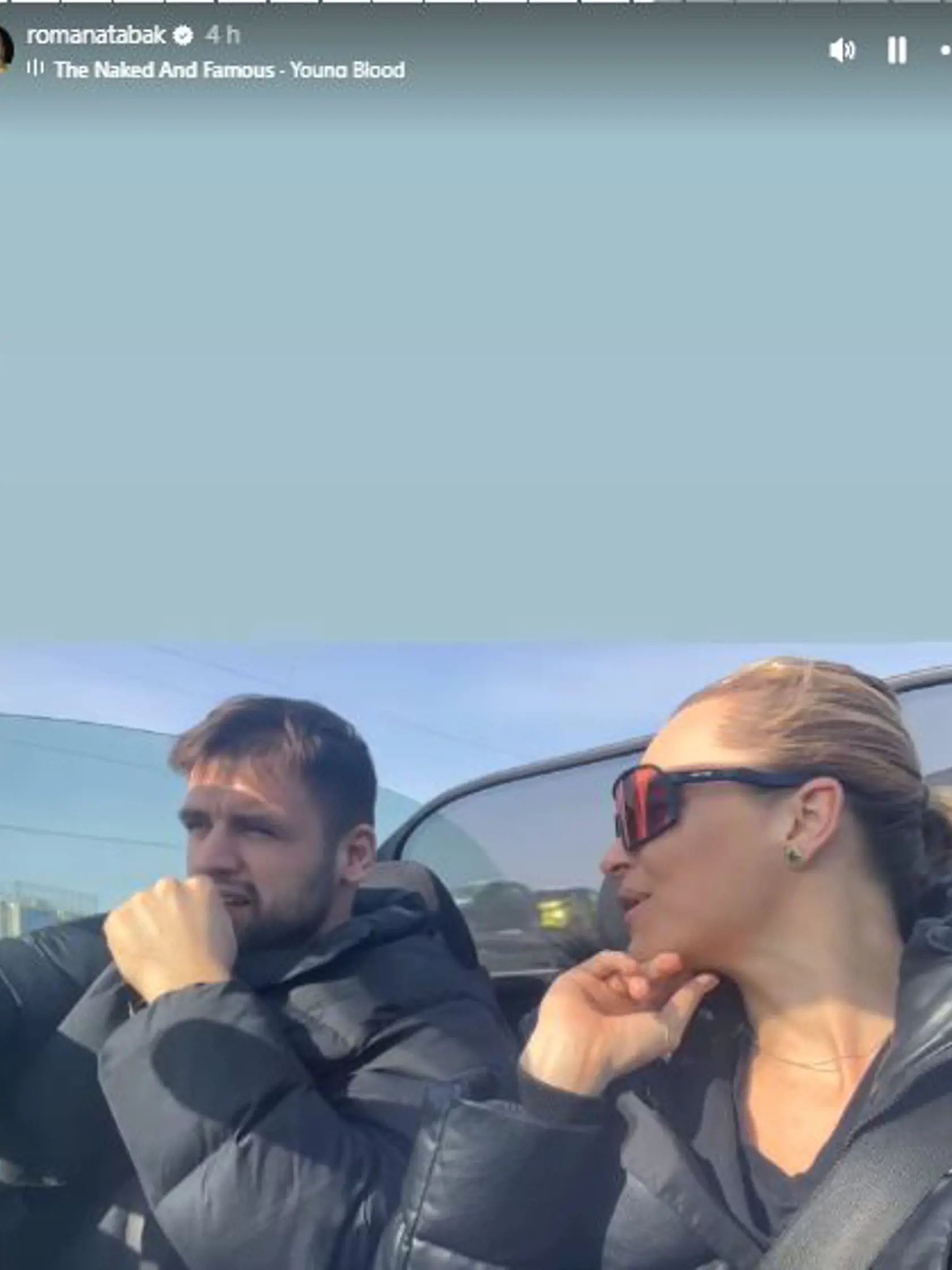 Filip Sulík vozil Romanu Tabák kabrioletom po Bratislave.
