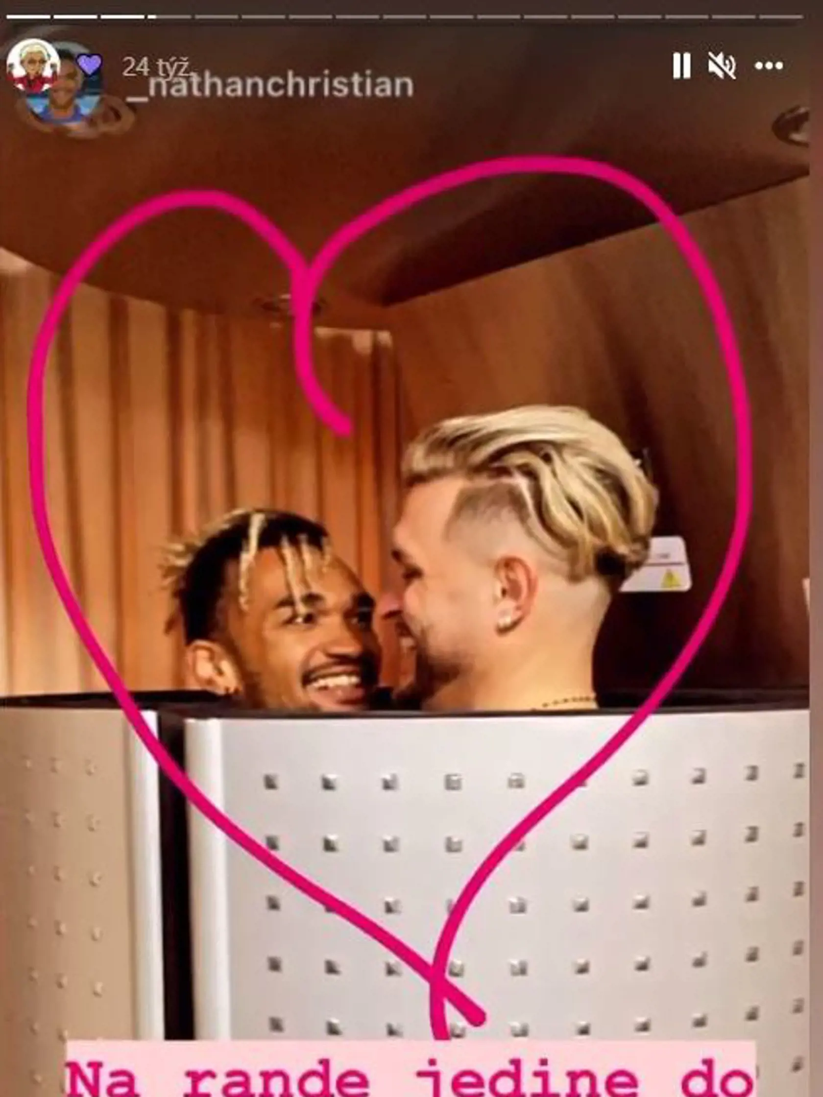 Zaujímavá fotka... Nathan a Adam si zrejme robia iba srandu.