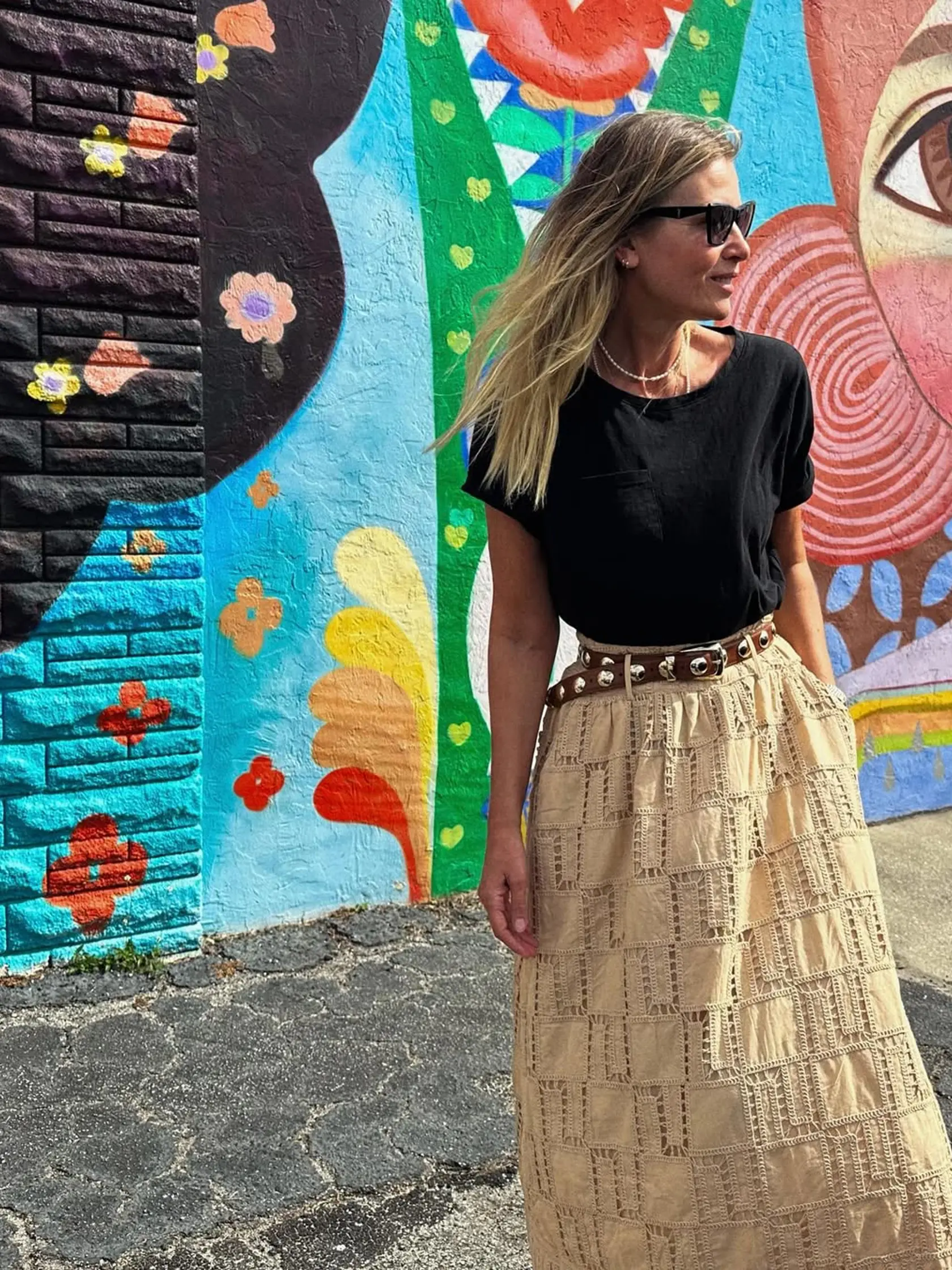 Daniela Peštová v najnovšom outfite. Tá sukňa je bohovská a všimnite si ten útly pás po troch deťoch!