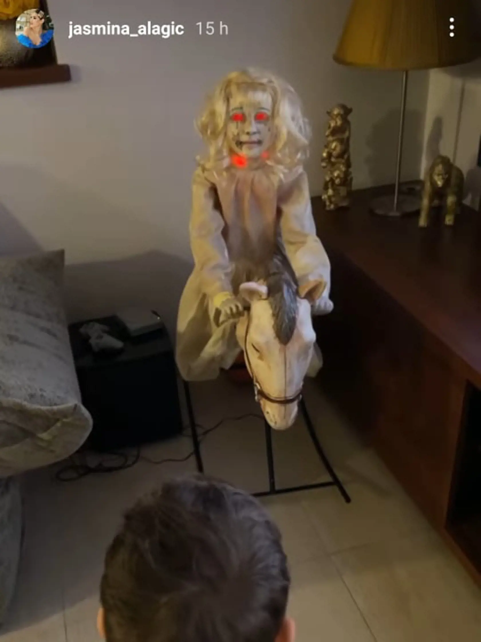 Jasmina má v obývačke takúto bábiku, ktorá vydesila ľudí.