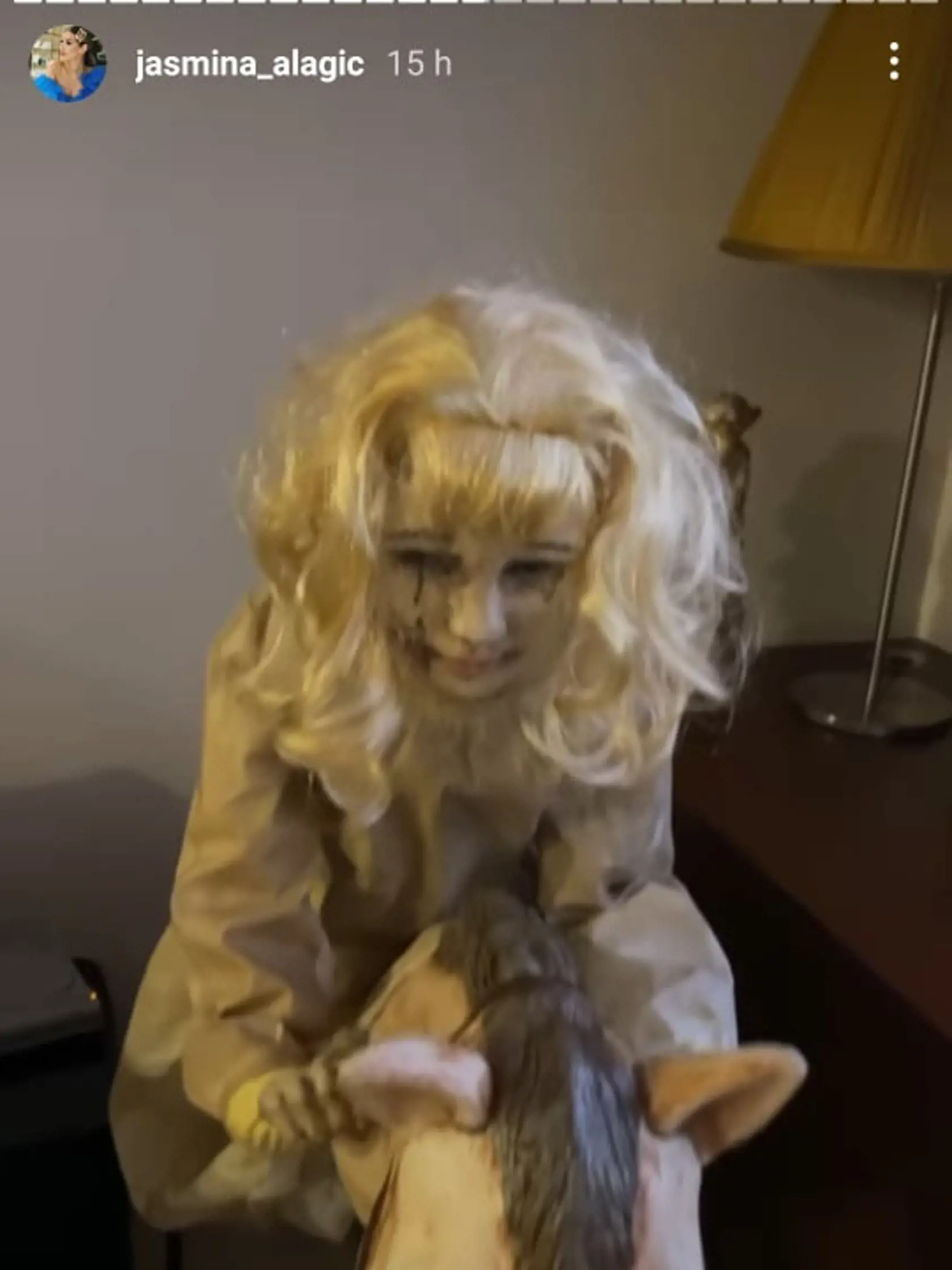 Jasmina má v obývačke takúto bábiku, ktorá vydesila ľudí.