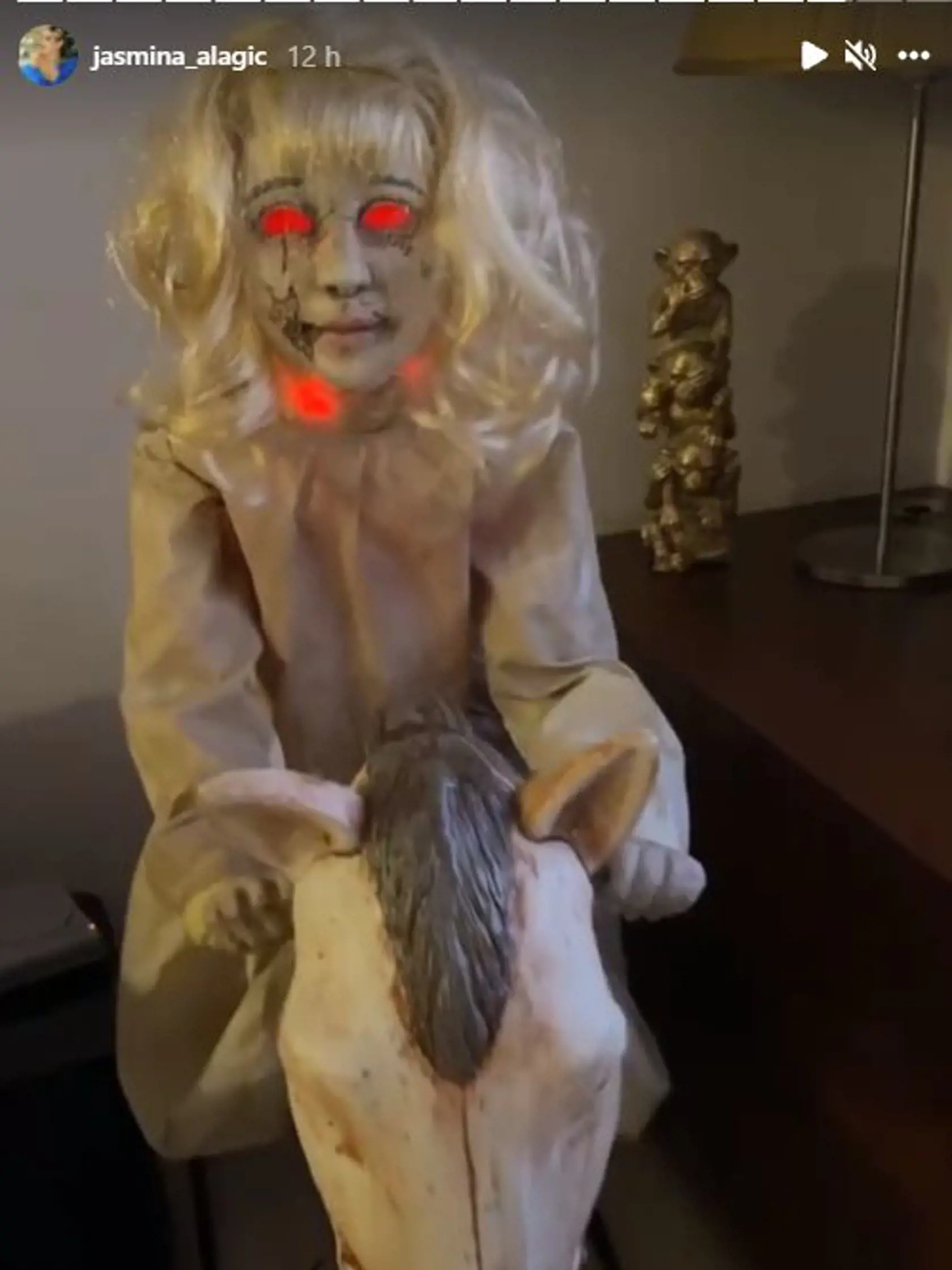 Alagič ukázala, čo má doma v obývačke - strašidelnú bábiku na hojdacom koníku.