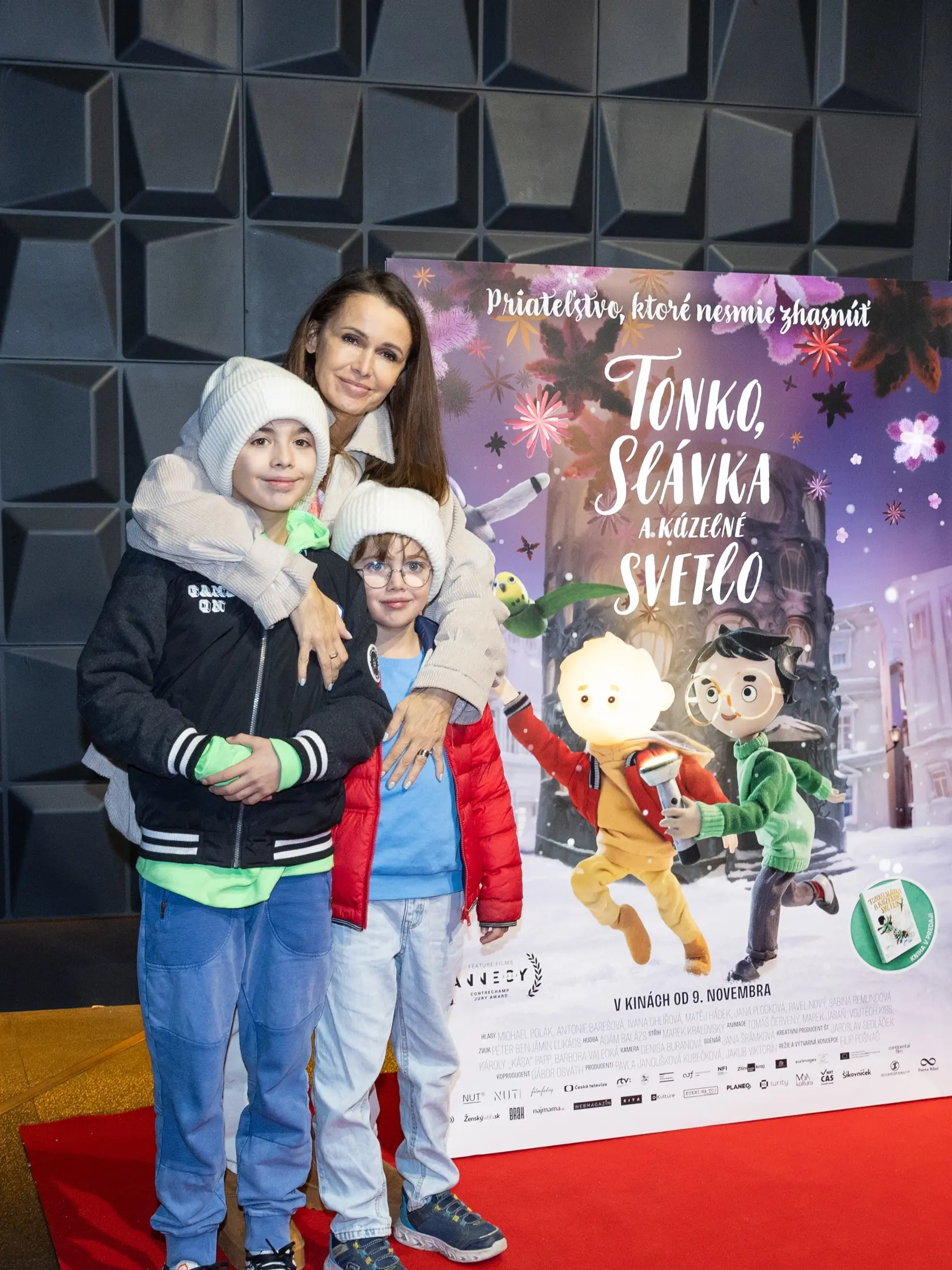 Premiéru rozprávky Tonko, Slávka a kúzelné svetlo si nenechala ujsť ani Lenka Šóošová s manželom Richardom a dvoma synátormi.