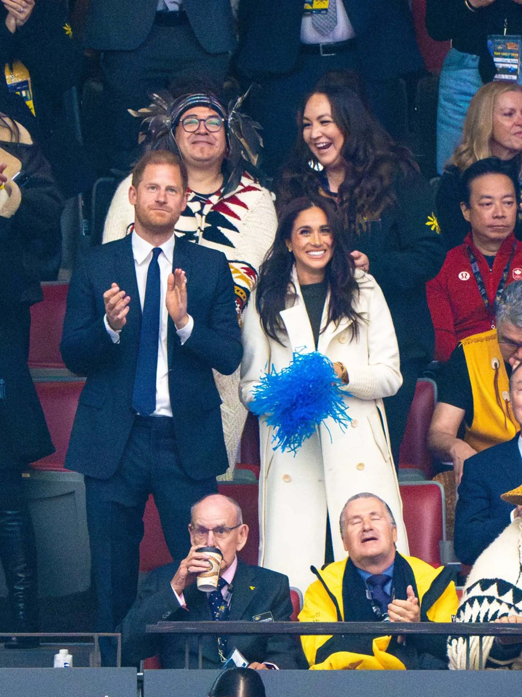 Na otvárací ceremoniál si Meghan vzala obľúbený kabát z vlny mladej alpaky kanadskej značky Sentaler za 2 218 eur vo farbe slonovinovej kosti. Doplnila ho béžovými lodičkami značky Aquazzura.