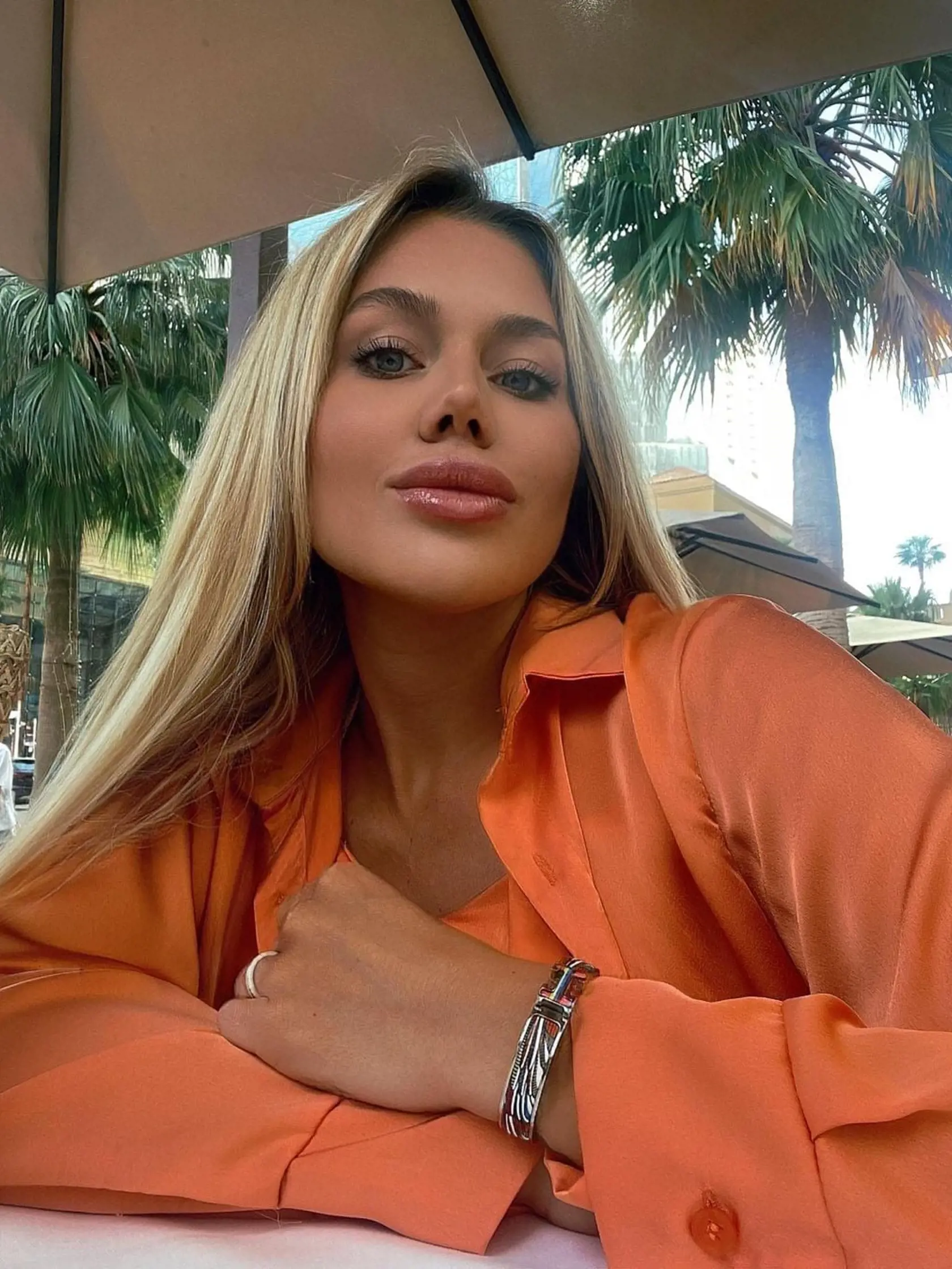 Blondínka Laura Vizváryová často sprevádza Borisa Kollára do Spojených arabských emirátov...