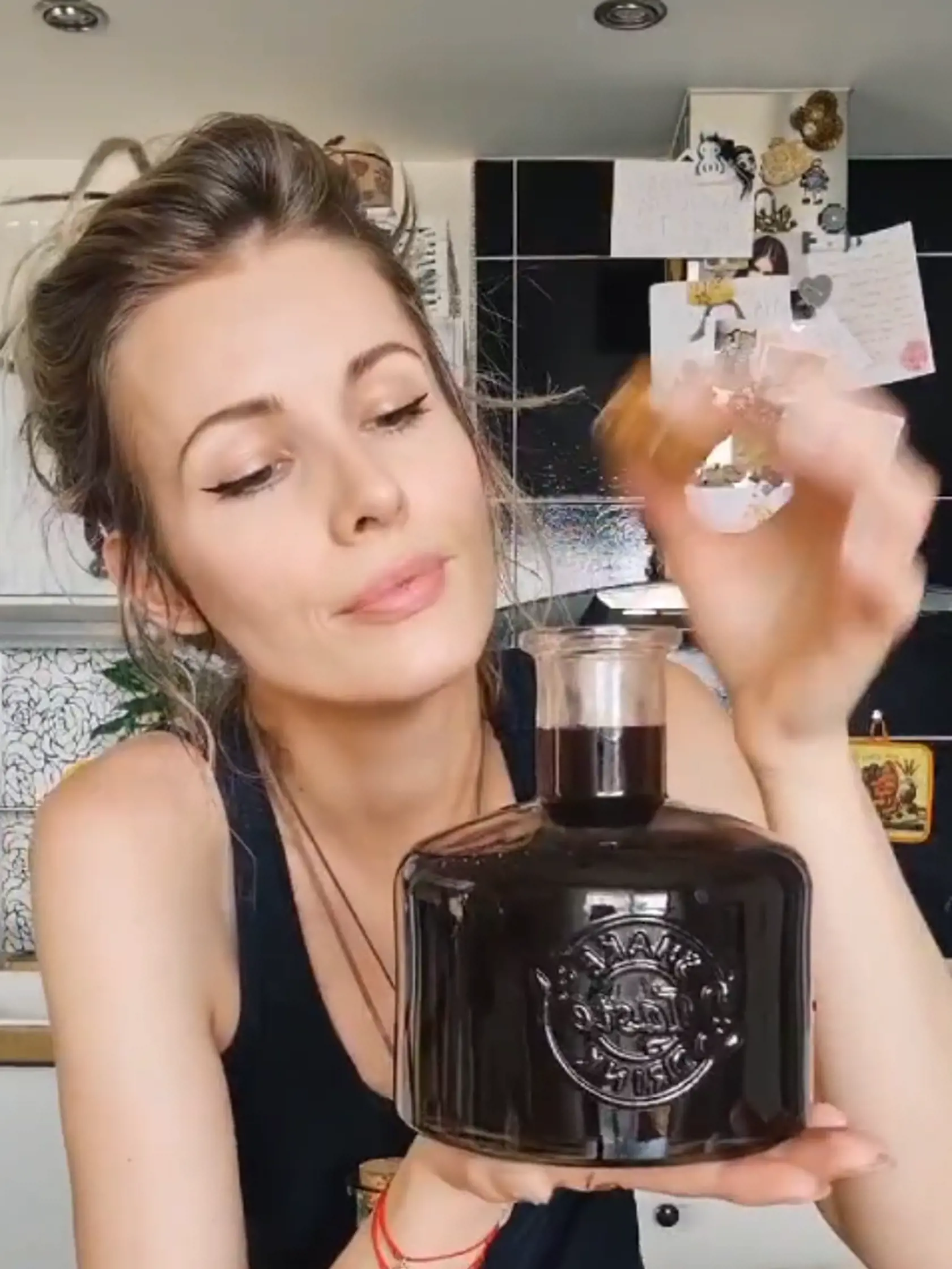 Dali by sme sa pozvať na jeden pohárik likéru z Miriaminej domácej produkcie.