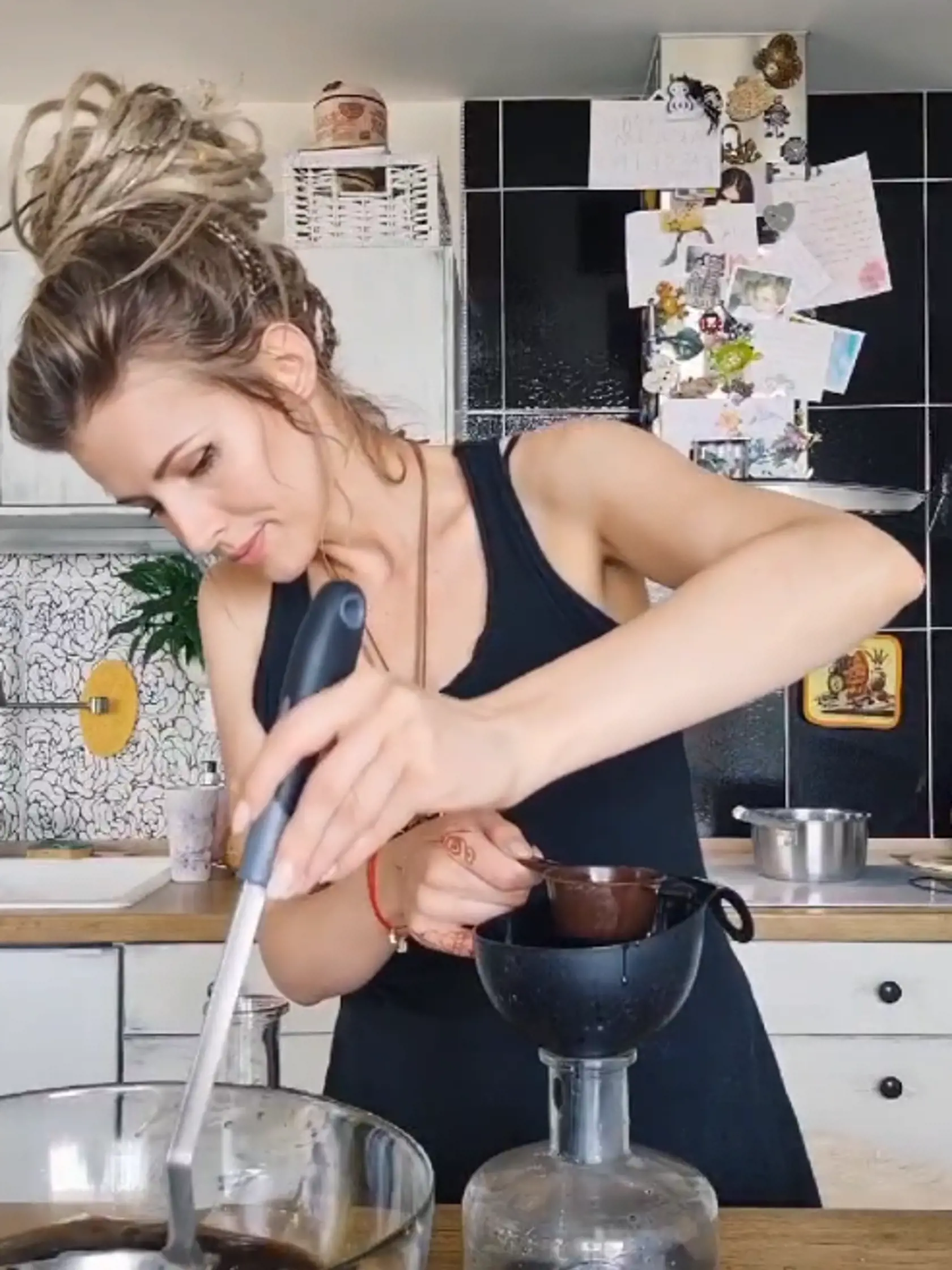 Neuveríte, na čo sa Miriam dala - pripravila aj orechový likér.