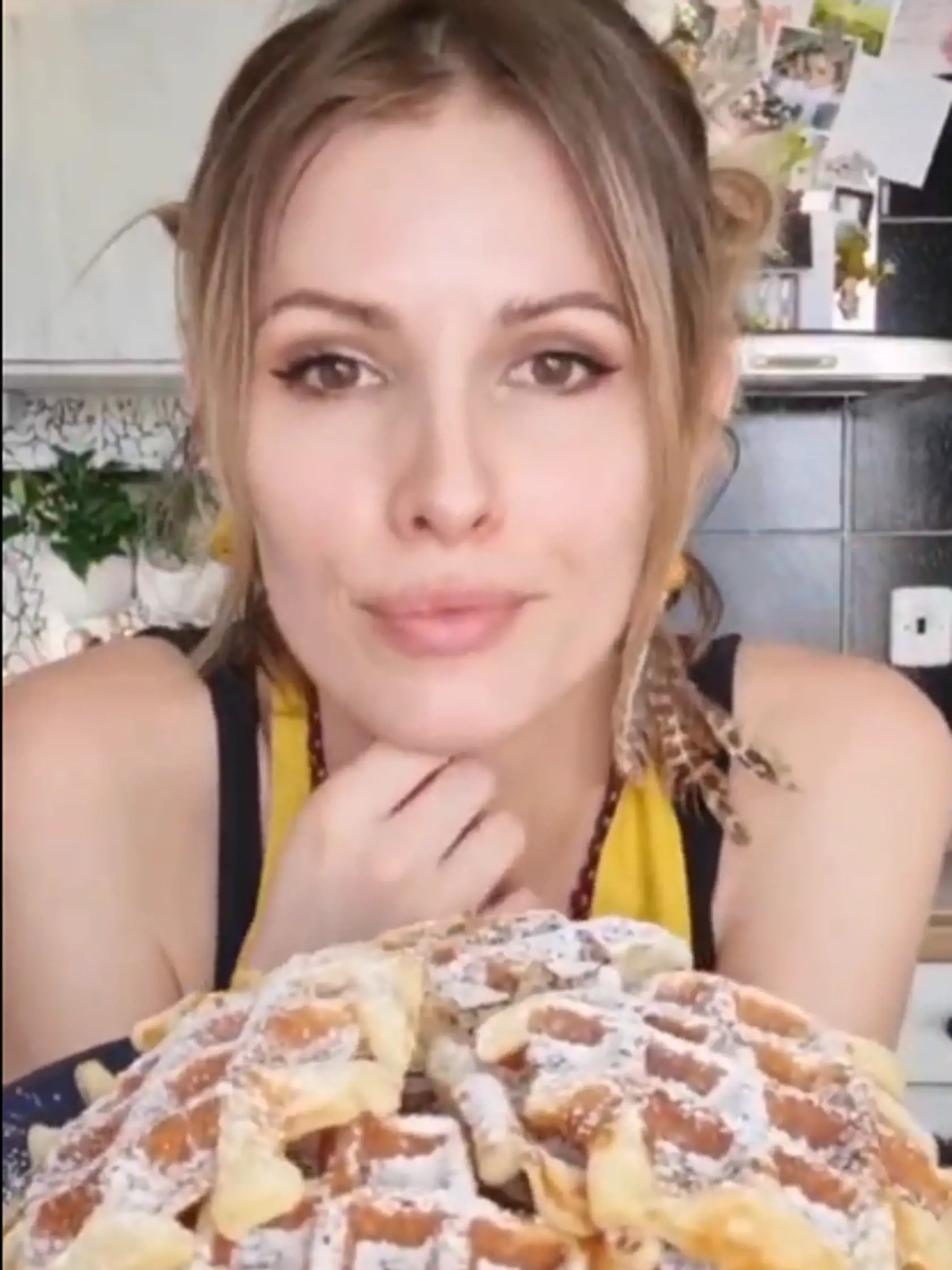 Vo videách Miriam zvyčajne pečie. Za sladké kúsky dostáva viac lajkov.