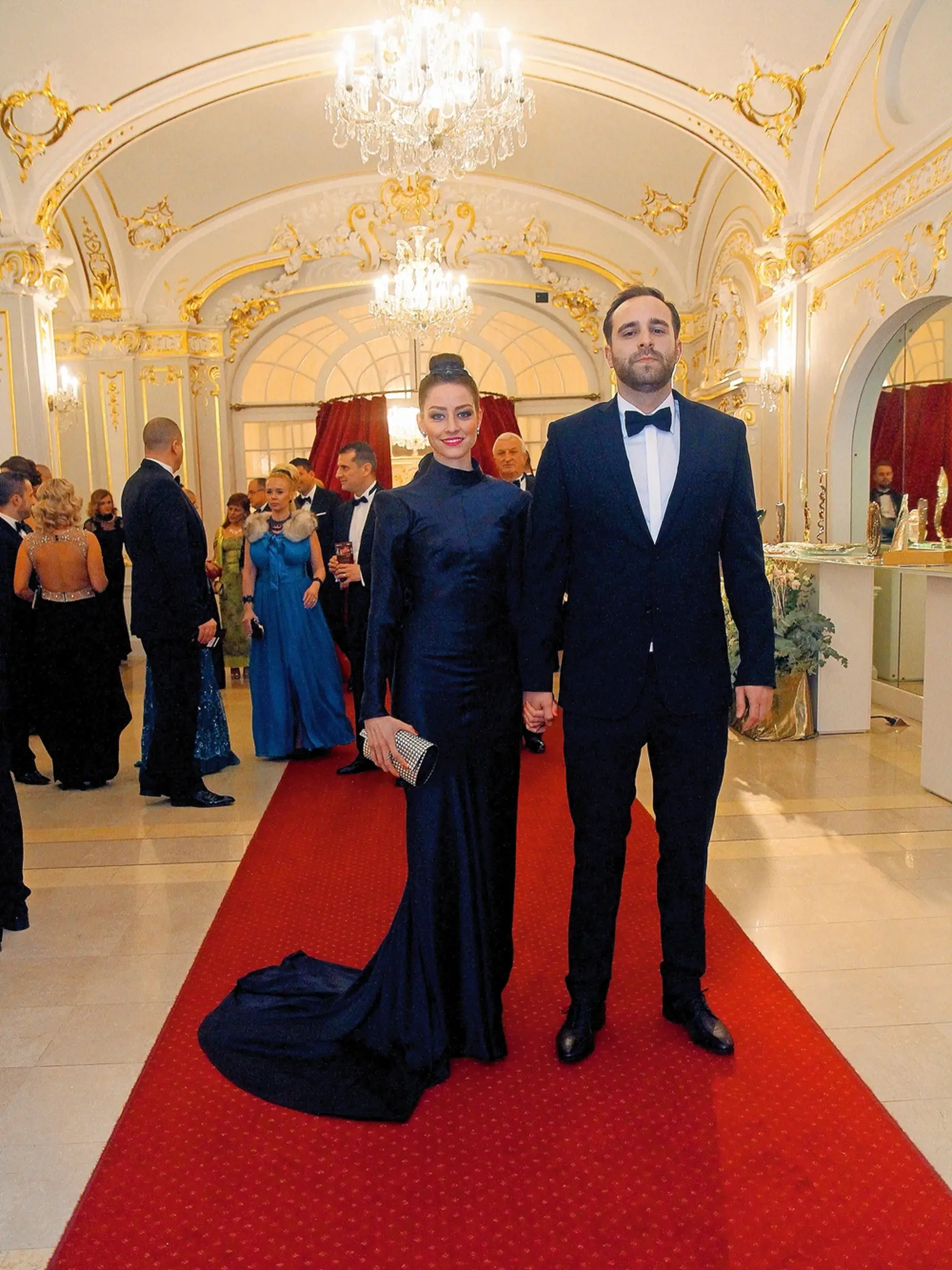 Rafinovaná róba na prvý pohľad pôsobí veľmi elegantne, ale zozadu predviedla Babsy sexi odhalený chrbát.