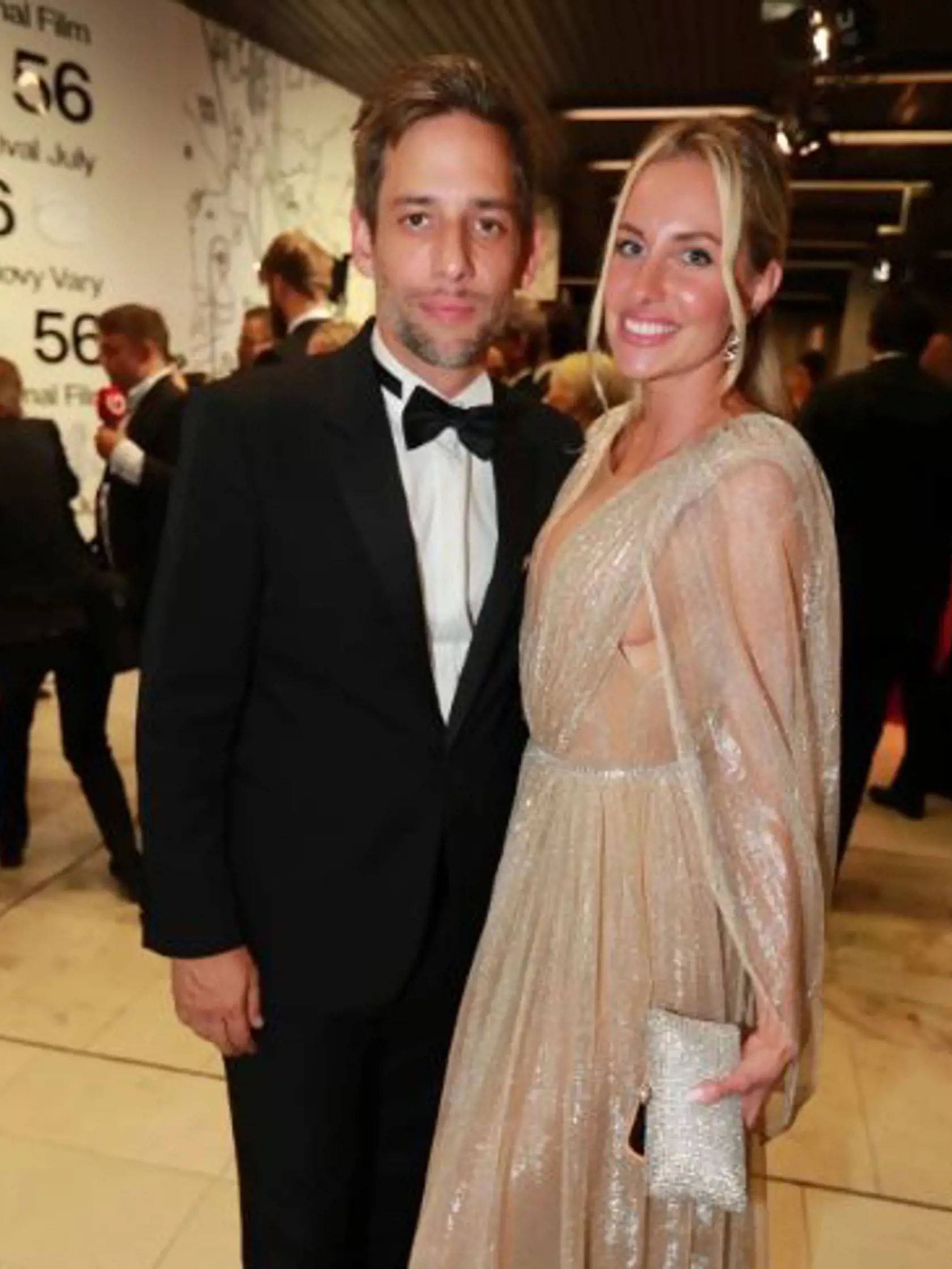 V Karlových Varoch zahájili 56. ročník filmového festivalu: Na snímke exmisska Denisa Mendrejová so synom Jiřího Bartošku Janekom.