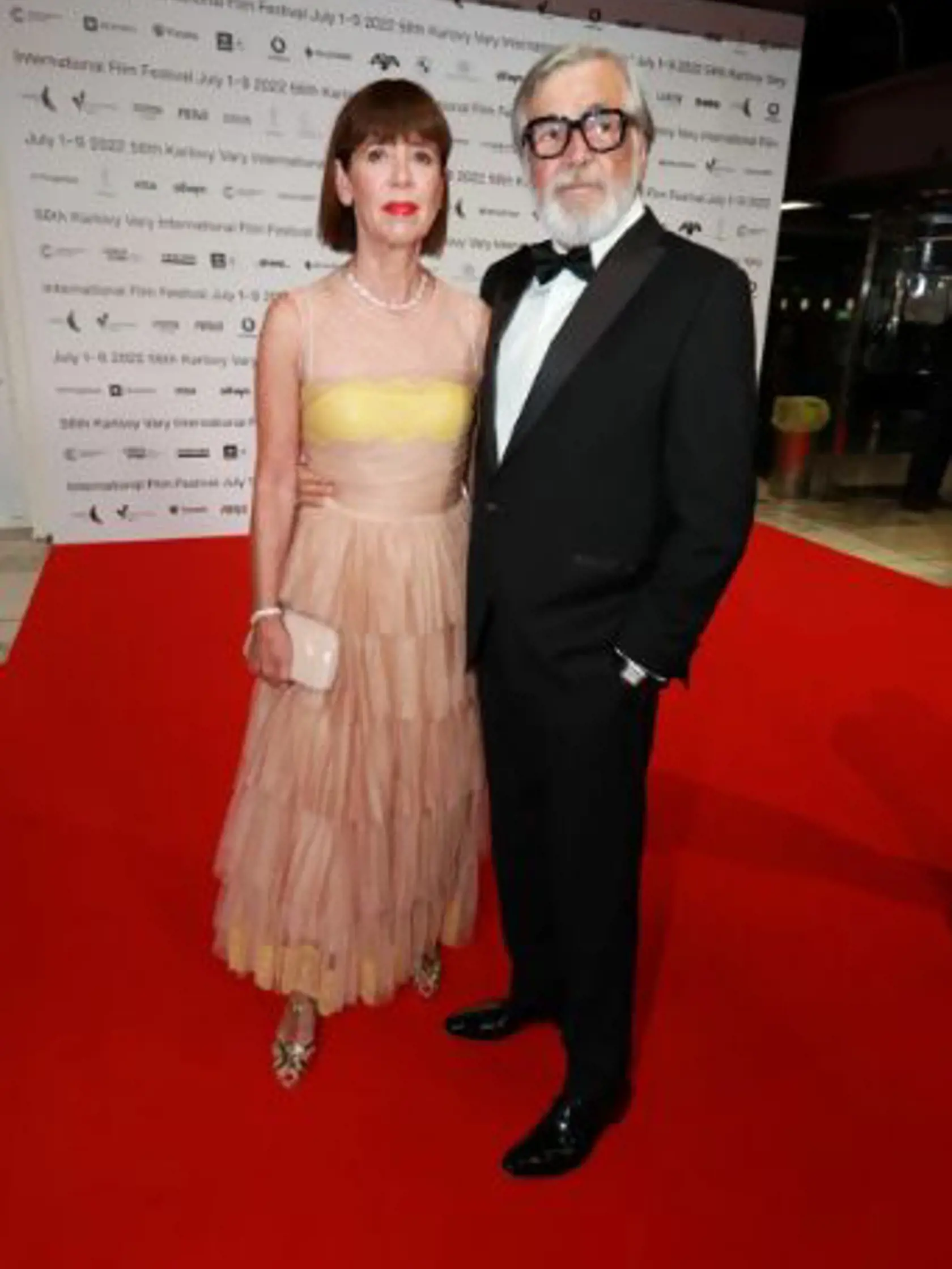 V Karlových Varoch zahájili 56. ročník filmového festivalu: Na snímke Jiří Bartoška s manželkou.