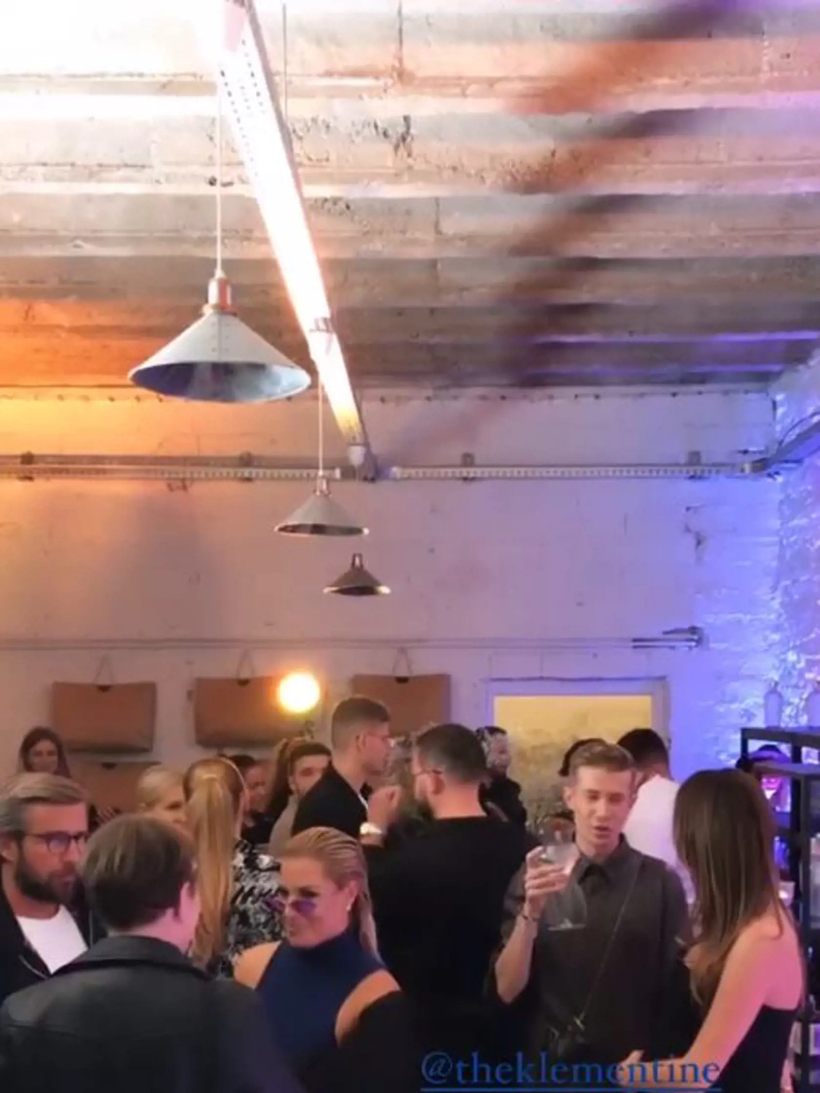 Zdá sa, že krušné týždne berie bývalá tenistka športovo, pretože po návrate z dovolenky sa objavila v spoločnosti, tentoraz na otváraní showroomu obchodu jej kamarátky.