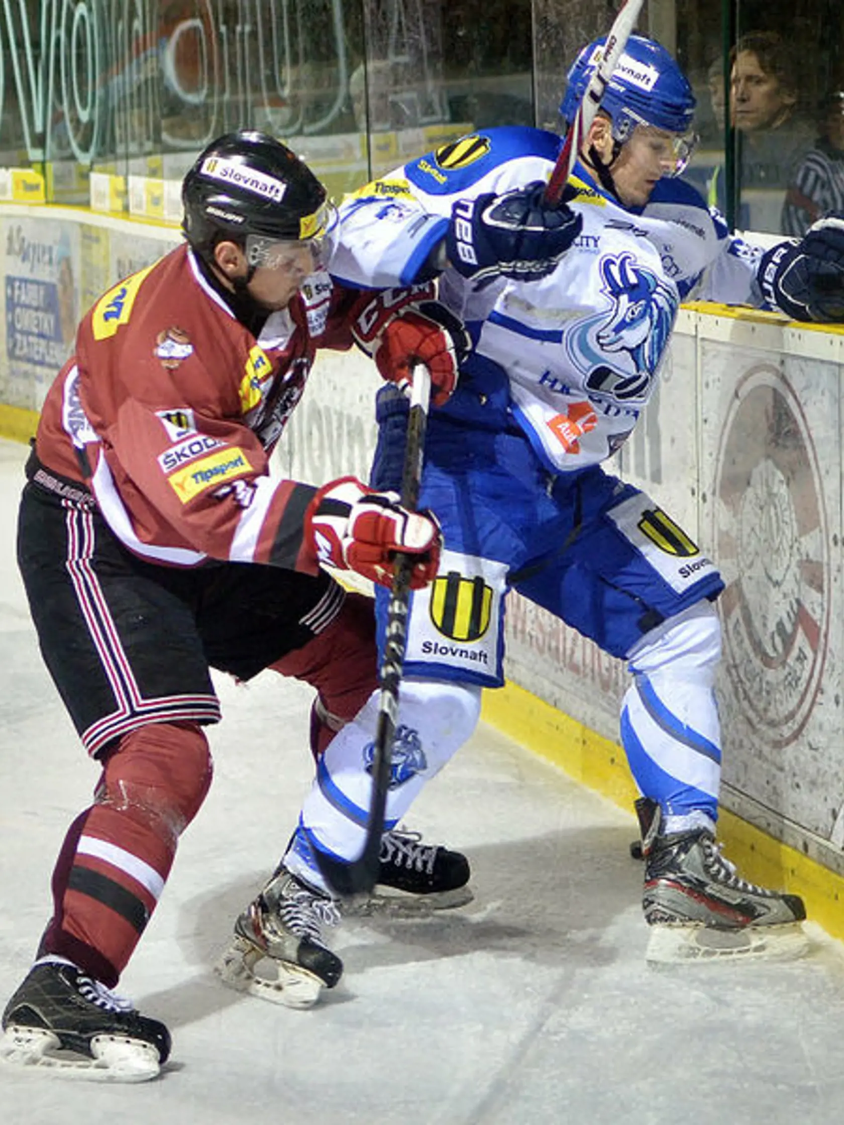 Zľava popradský útočník Michael Vandas a banskobystrický obranca Branislav Kubka počas zápasu 34. kola slovenskej hokejovej Tipsport extraligy medzi HC'05 Banská Bystrica - HK Poprad.