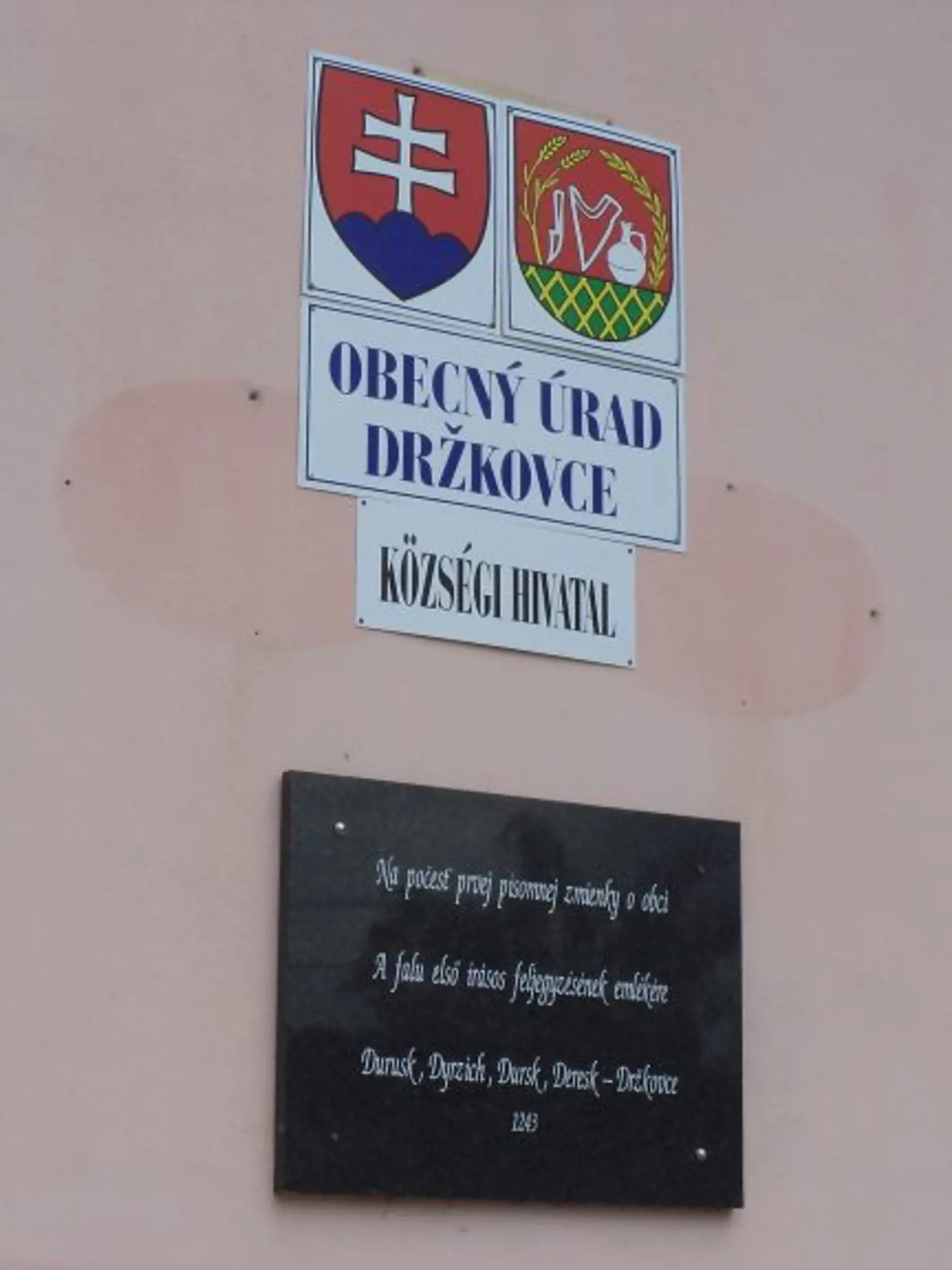 Obec: Držkovce okres Revúca 
Každý si ho môže vyložiť podľa svojho. Buď, že obyvatelia, jedia päťkrát denne držky, čo sú predvarené predžalúdky prežúvavcov, alebo v tejto obci žije na štvorcový meter najviac papuľnatých obyvateľov, tzv. držky.