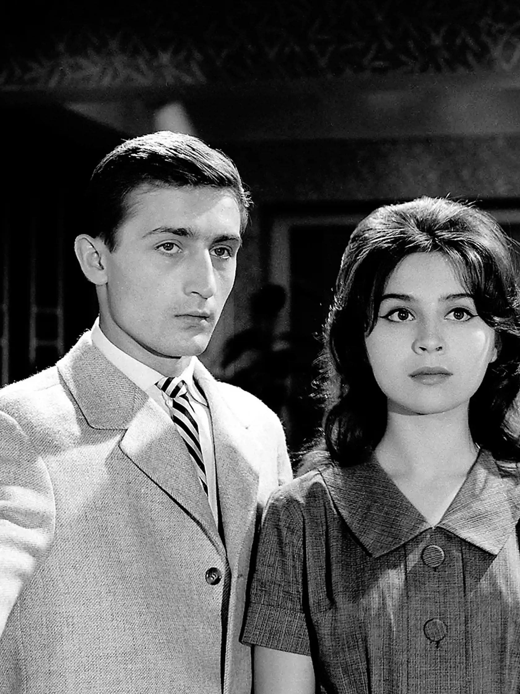 Tvár v okne (1963): Jeden z prvých filmov, kde hrala Vášáryová. Išlo o poviedkový príbeh z malého mesta, ktoré žije svojimi radosťami i starosťami. Režisér Peter Solan obsadil Vášáryovú do postavy mladej manželky Haruštiakovej po boku Michala Dočolomanského.