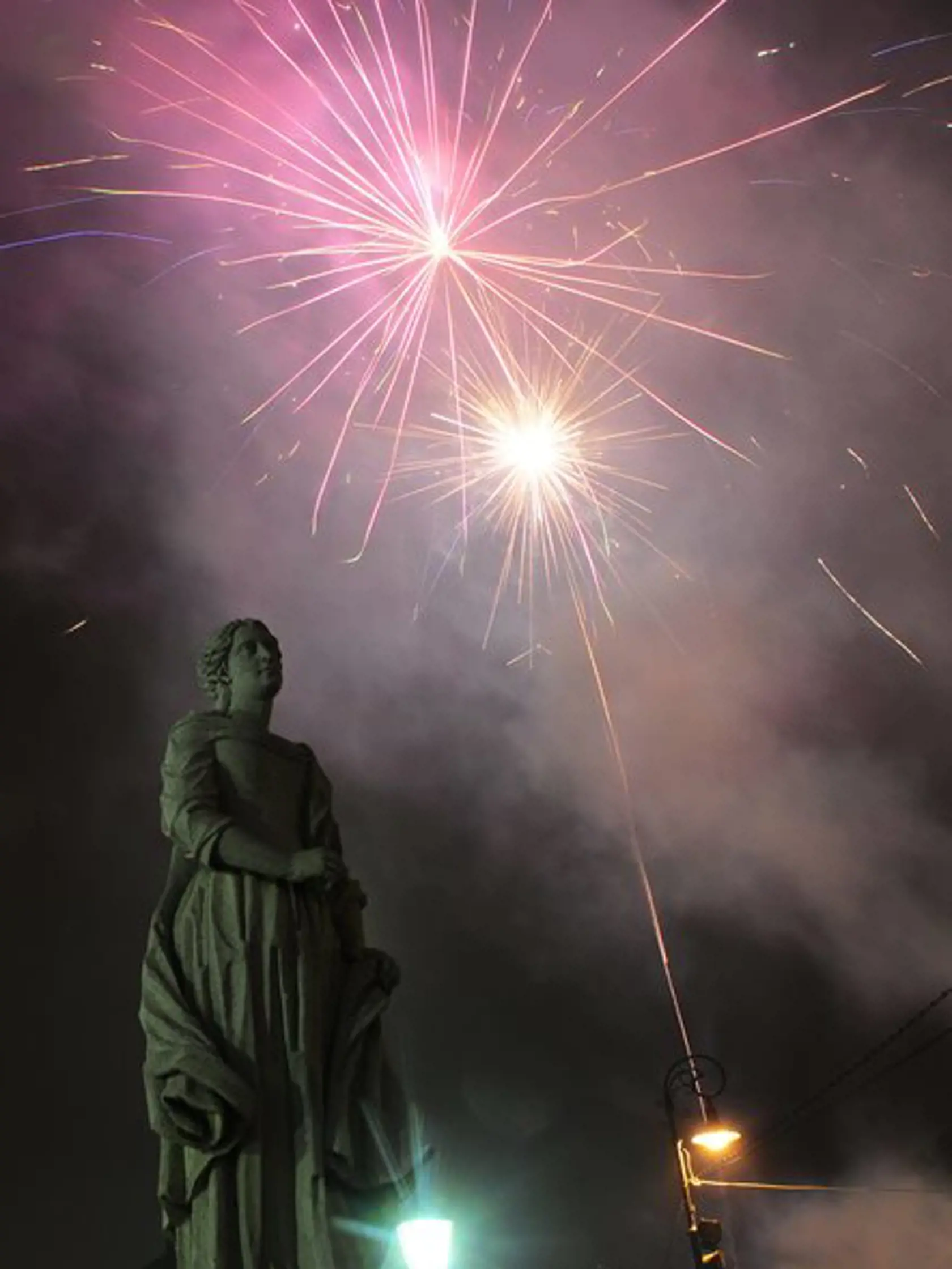 Návštevníci osláv Silvestra 2012 a hudobníci počas vítania nového roku v Košiciach.