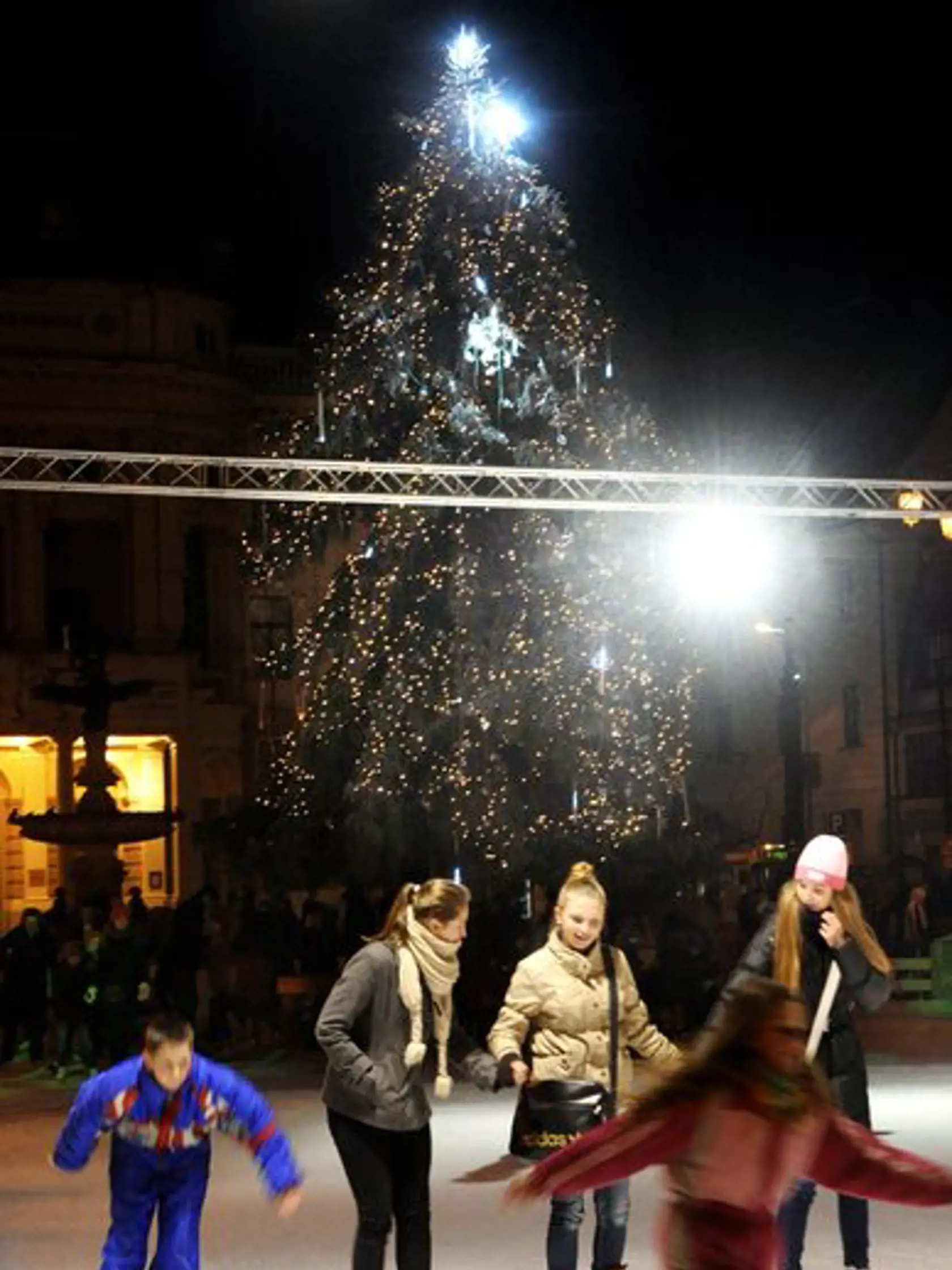 Návštevníci osláv Silvestra 2012 a hudobníci počas vítania nového roku v centre Bratislavy.