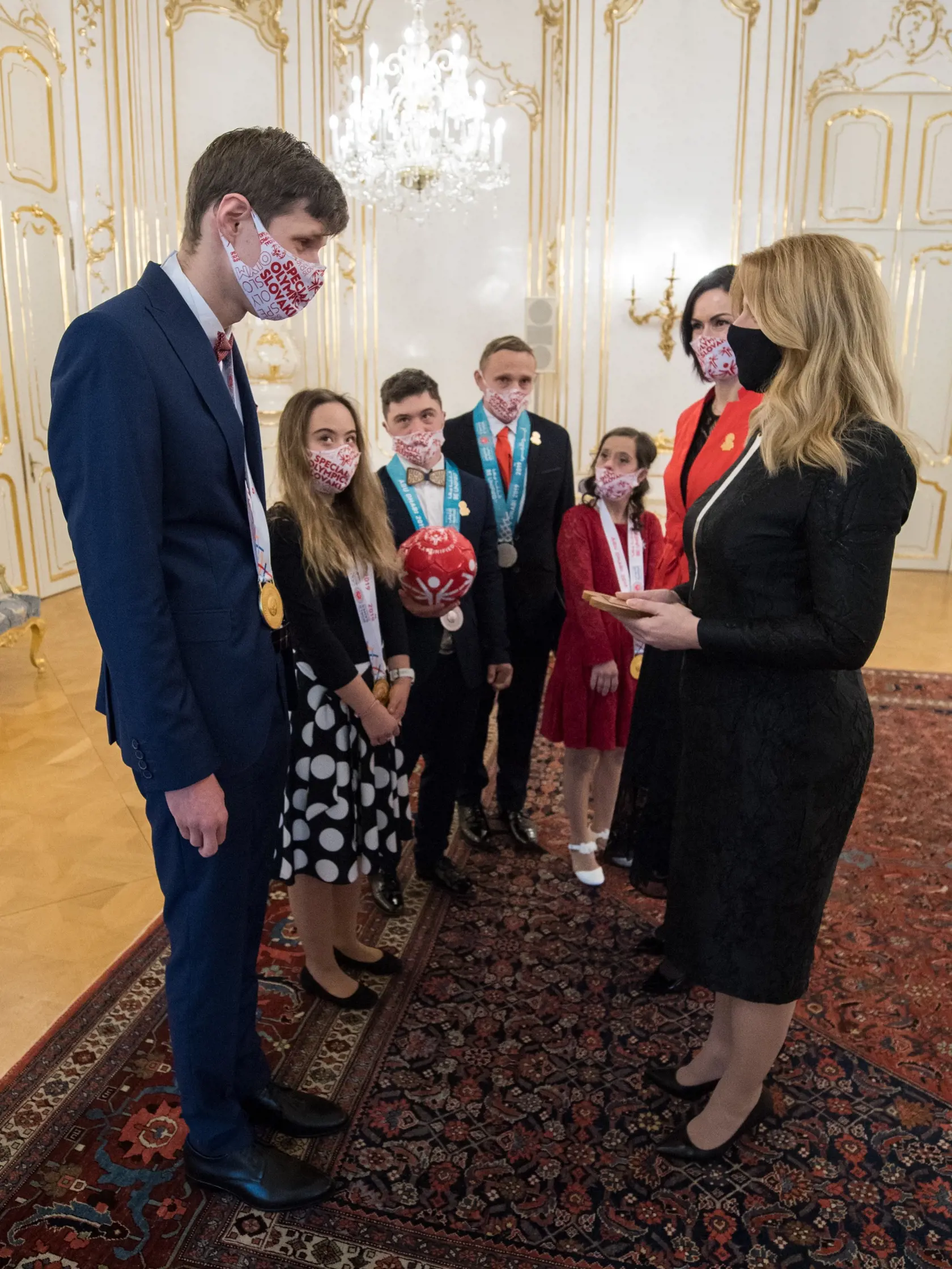 Prezidentka SR Zuzana Čaputová (vpravo) prijala športovcov Špeciálnych olympiád Slovensko pri príležitosti Medzinárodného dňa osôb so zdravotným postihnutím v Prezidentskom paláci 3. decembra 2020 v Bratislave. FOTO TASR - Martin Baumann	