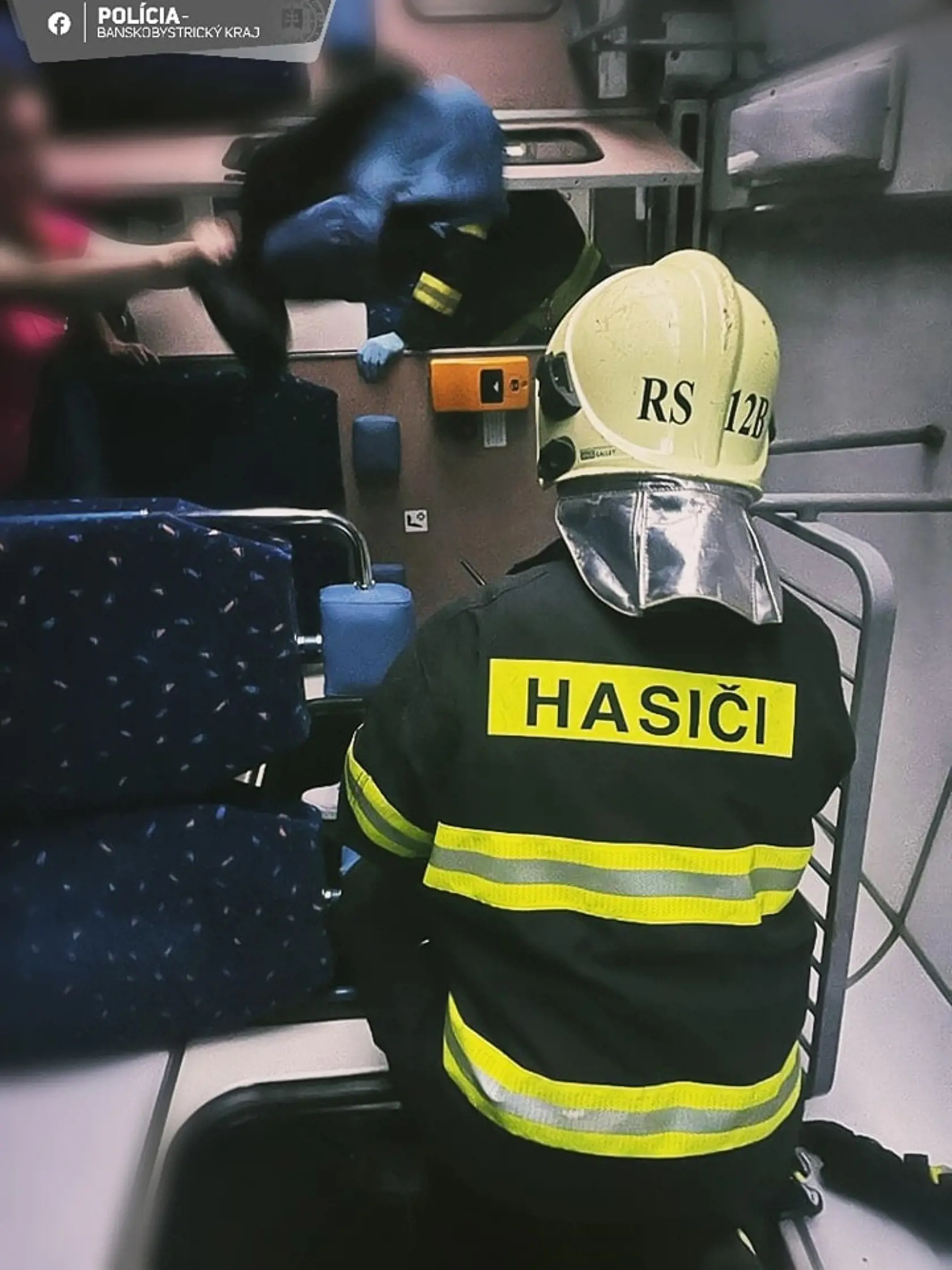 Vlak sa údajne vykolajil a prevrátil na bok.