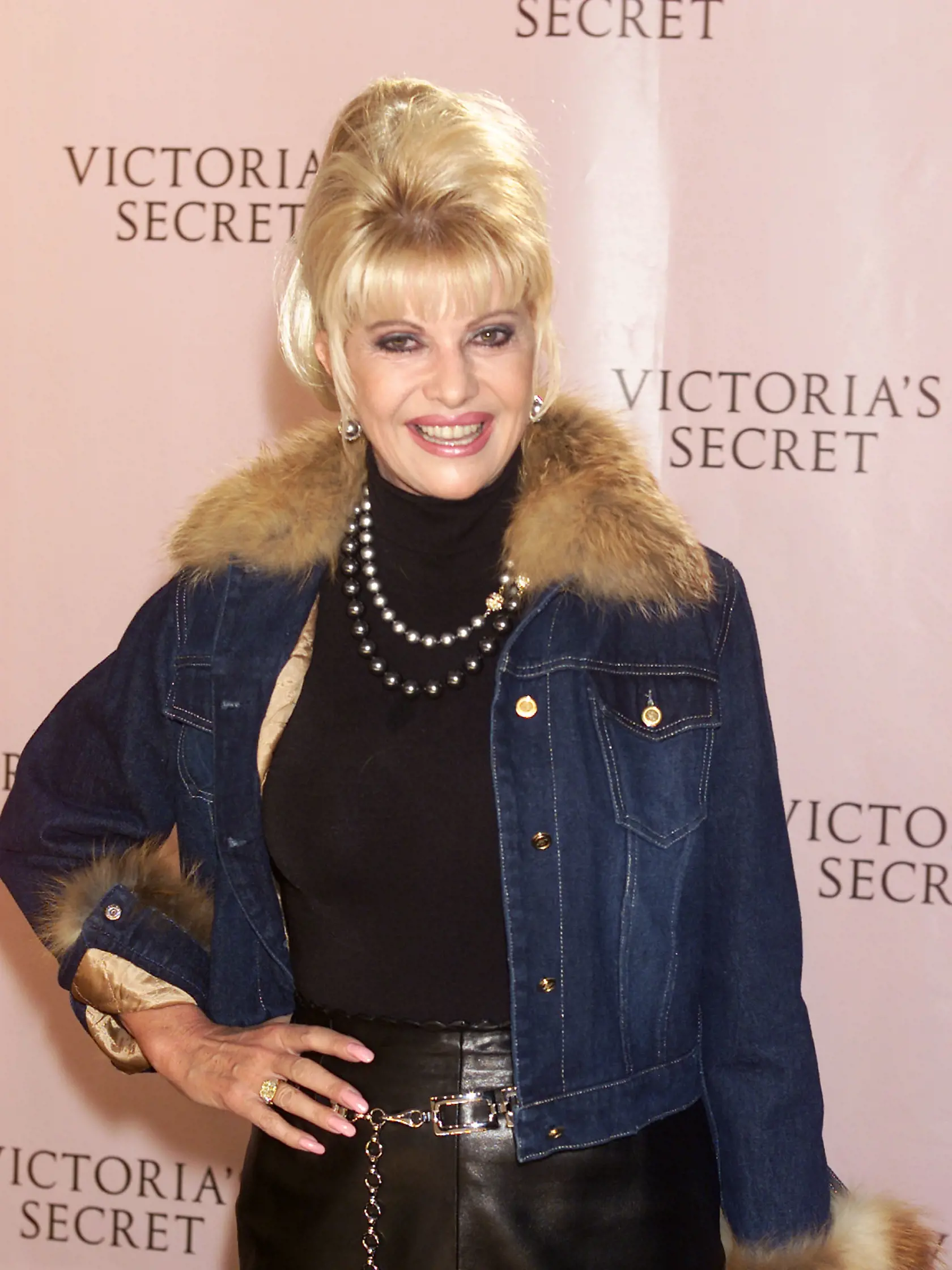 Ivana Trump sa farieb a extravagancie nikdy nebála, všetko vedela nosiť s gráciou.