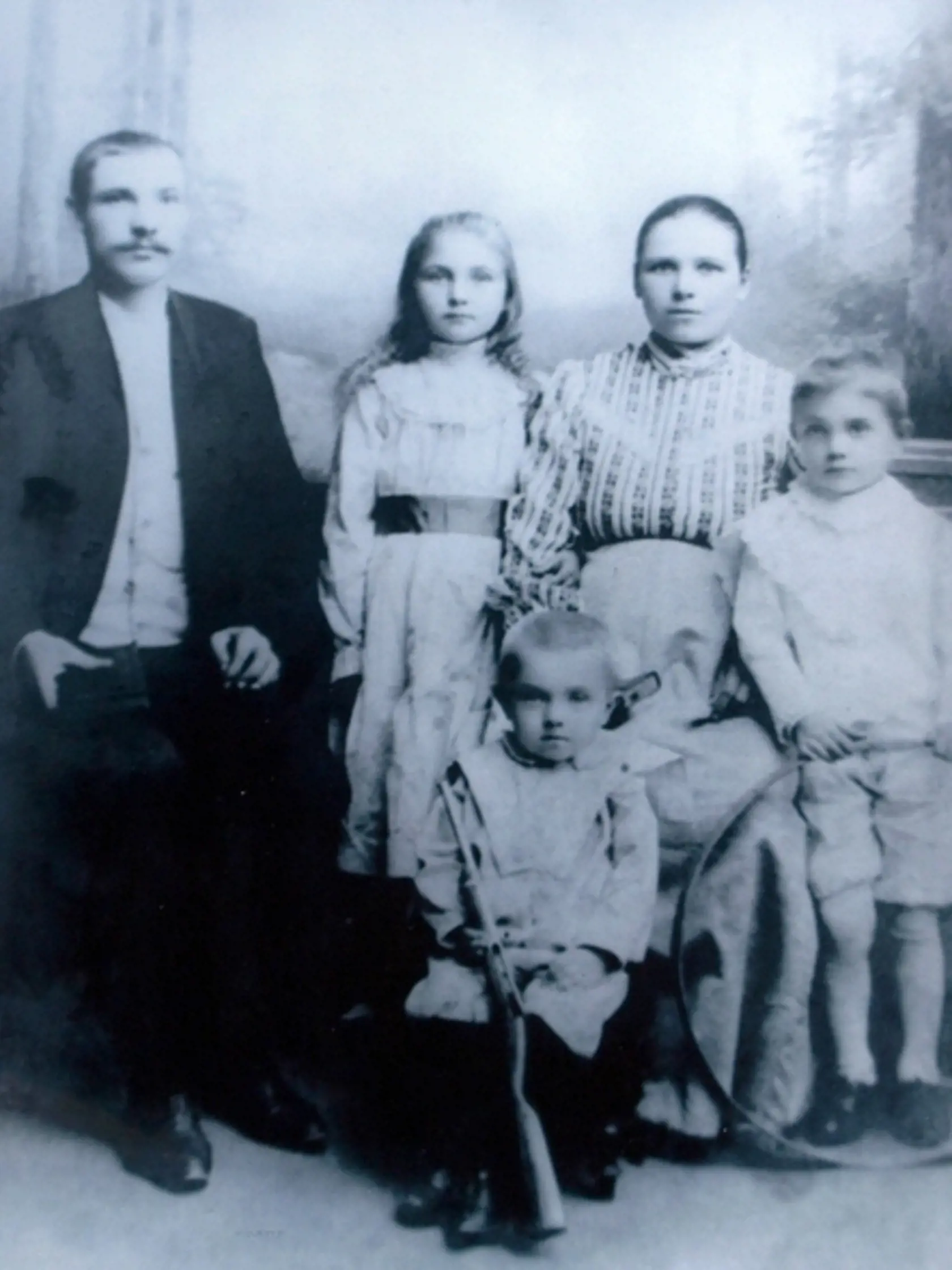 Fotografia Pavla Hozáka s rodinou z roku 1910. Alexander, ktorý si krošňu zavesil na chrbát jediný raz, stojí vedľa mamy.