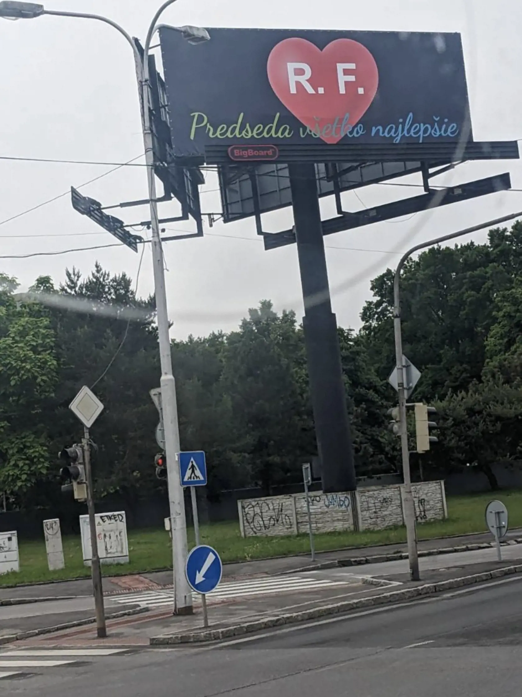 Internet rozvíril tajomný billboard s blahoželaním, ktorý odfotili v hlavnom meste. Viacerí sa domnievali, že adresátom má byť predseda Smeru-SSD Robert Fico (58). Ako sa ukázalo, všetko je inak!