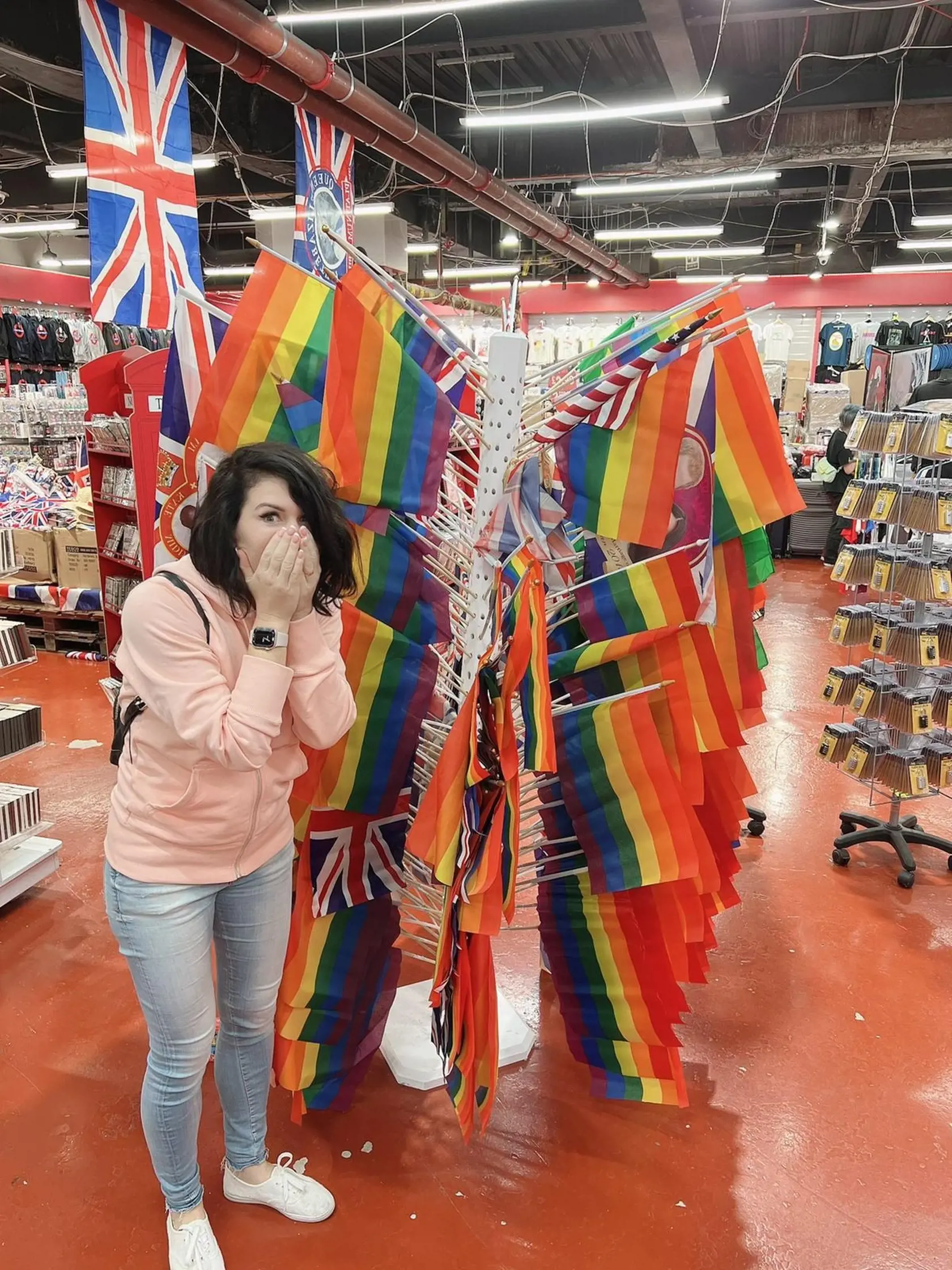 Nafotila sa s dúhovými vlajkami a vysmiala sa "hrdinom pravého konzervativizmu.
