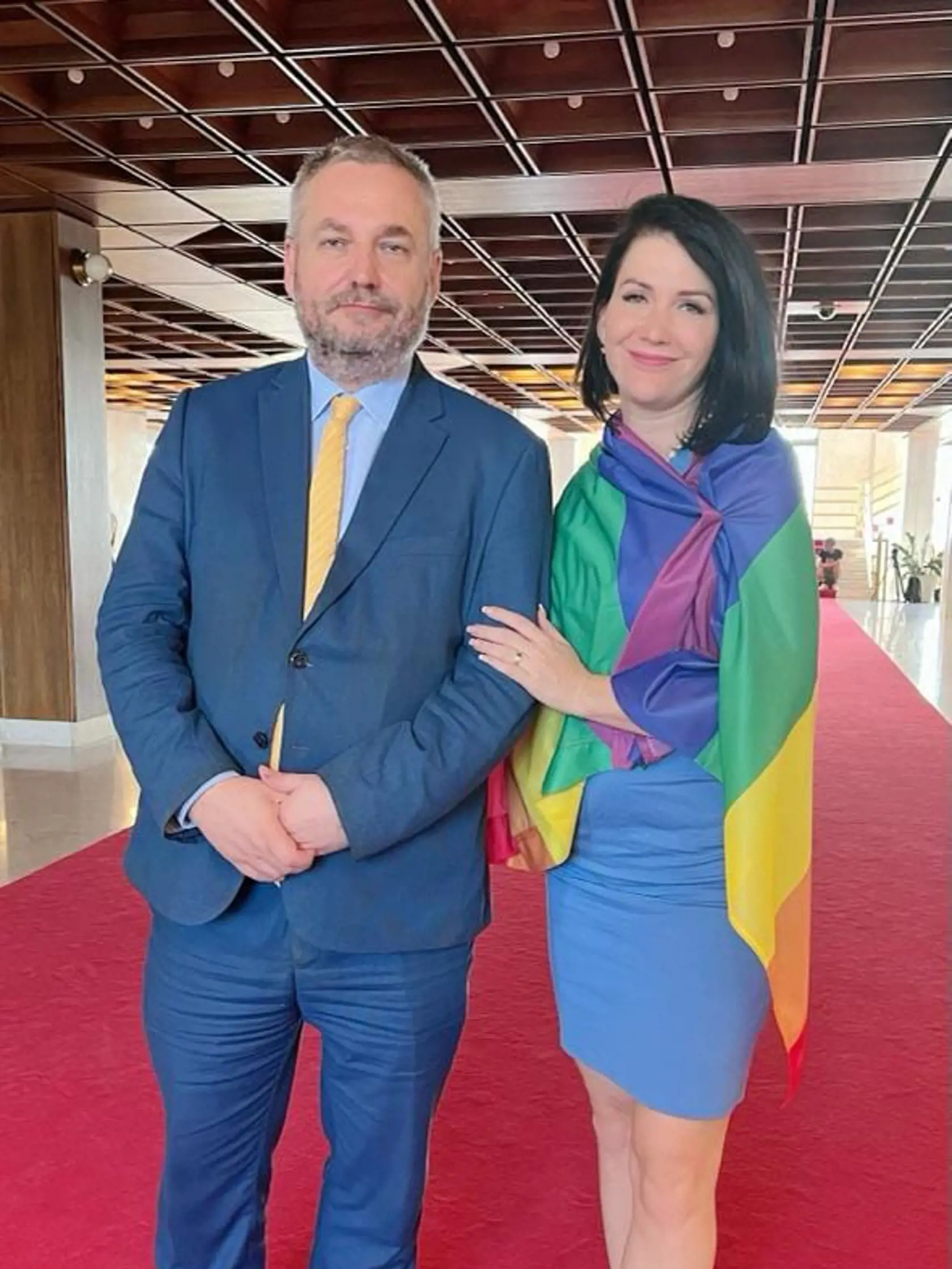 "A vy si čo myslíte o tom hlúpom nápade Tarabu s Gyimesim?" napísal štátny tajomník Ministerstva spravodlivosti SR Ondrej Dostál. Na snímke s kolegyňou Janou Bittó Cigánikovou. 
