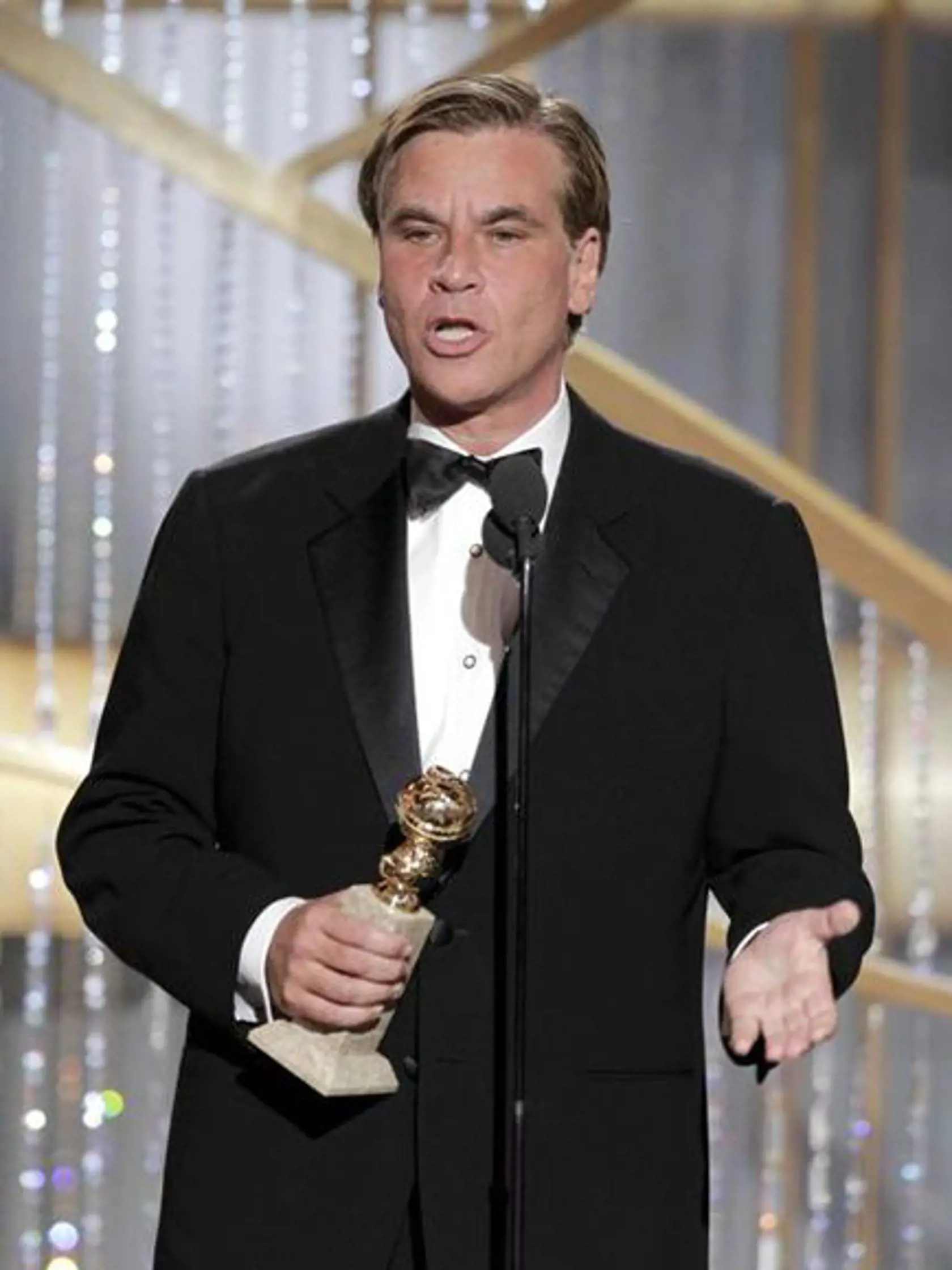 Aaron Sorkin ďakuje po obdržaní ceny za najlepší scenár za film Sociálna sieť