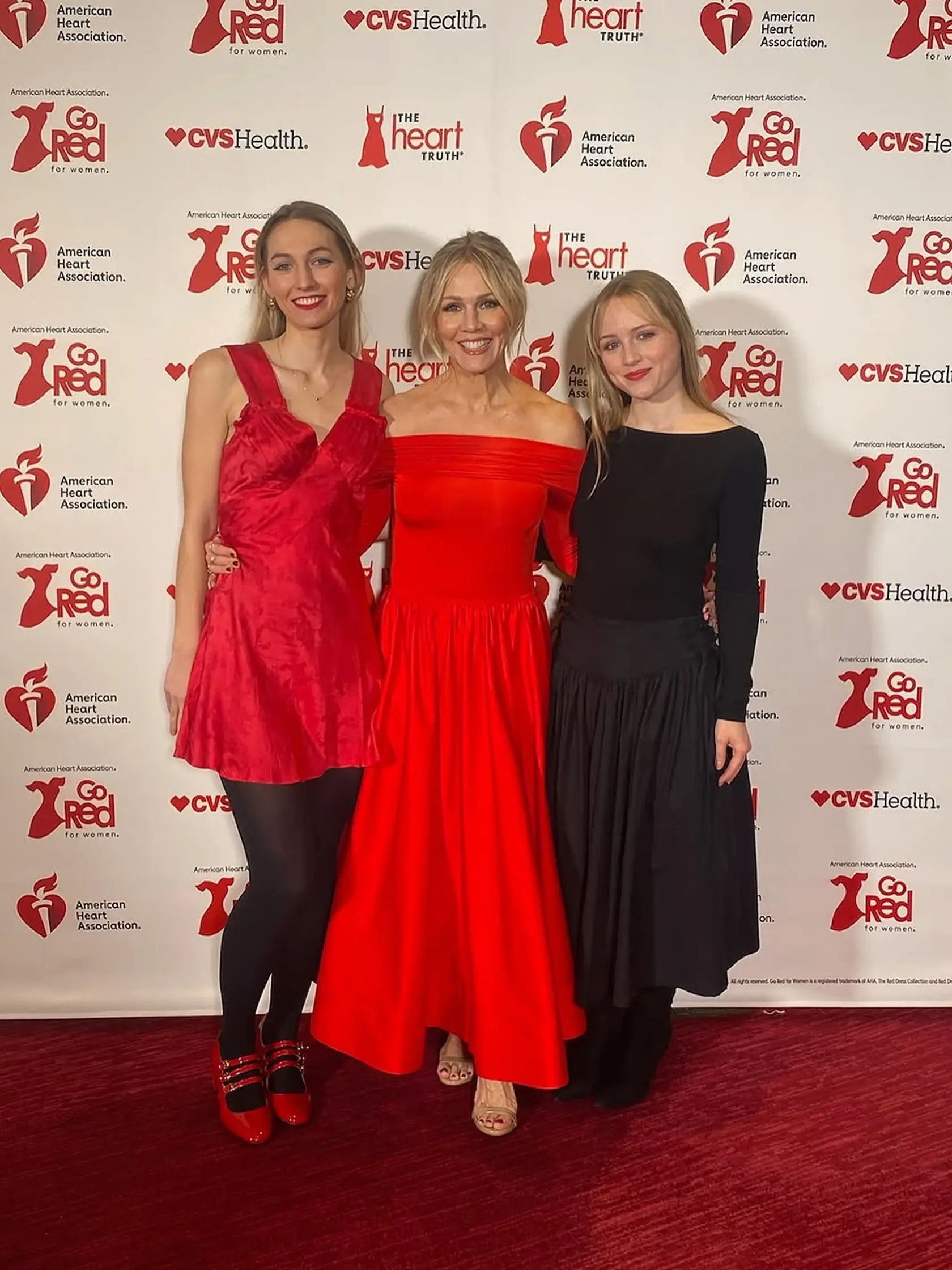 Jennie Garth s najstaršou a prostrednou dcérou. Benefičný koncert Go Red fo Women Red Dress Collection sa už tradične koná v New Yorku a nechýbajú na ňom hviezdy najzvučnejších mien, ktoré sú všetky oblečené v červených šatách. Ťažko je vybrať tie najkrajšie! Jednou z favoritiek bola určite stále krásna herečka známa ako Kelly z Beverly Hills. 
