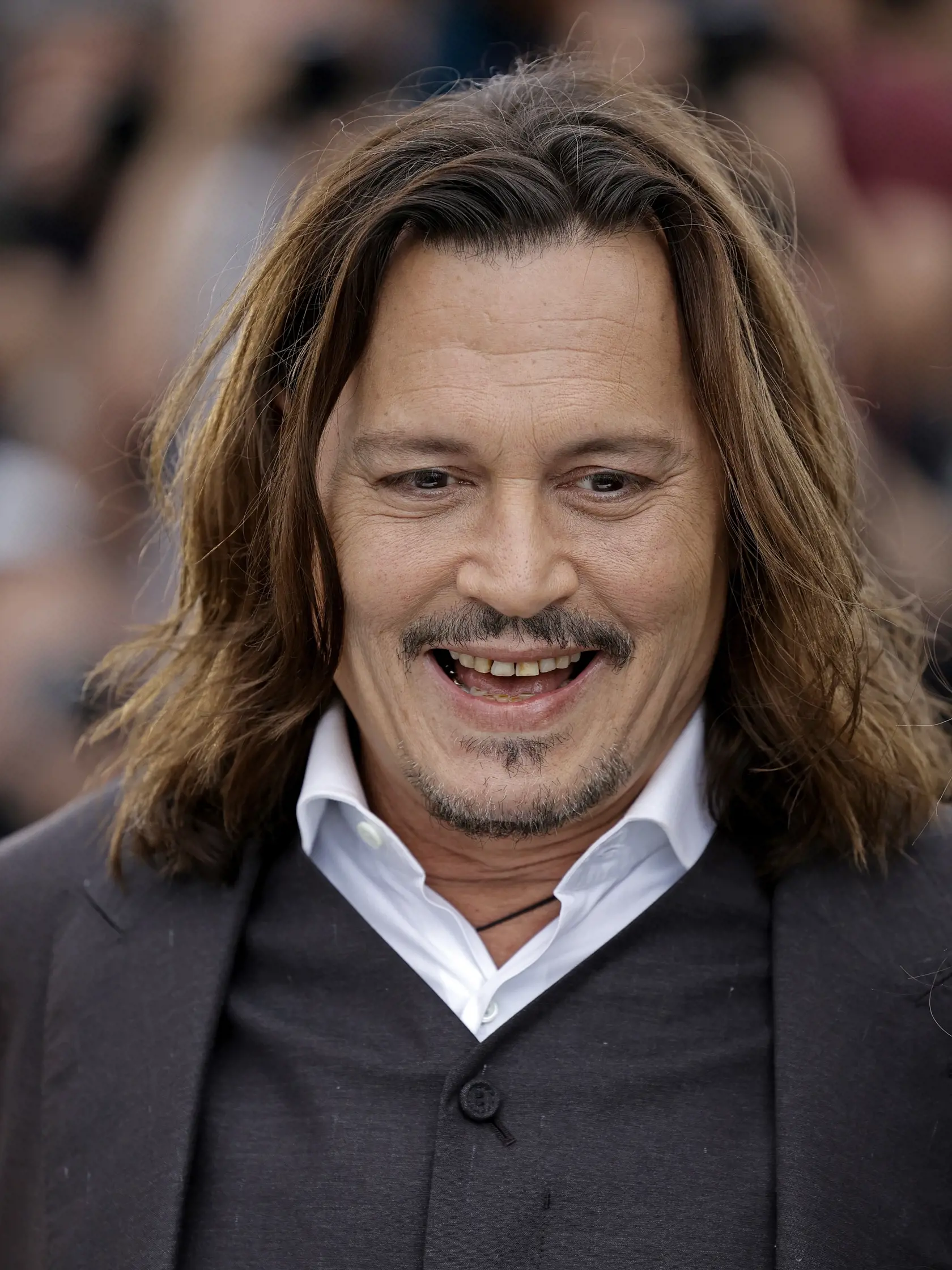 Ikonický Johnny Depp oslavuje 60! Znie to síce neuveriteľne, ale je to tak. Legendárny búrlivák, ktorý stvárnil množstvo filmových charakterov však doteraz lásku života nenašiel. Hoci to občas vyzeralo nádejne, momentálne je opäť sám.