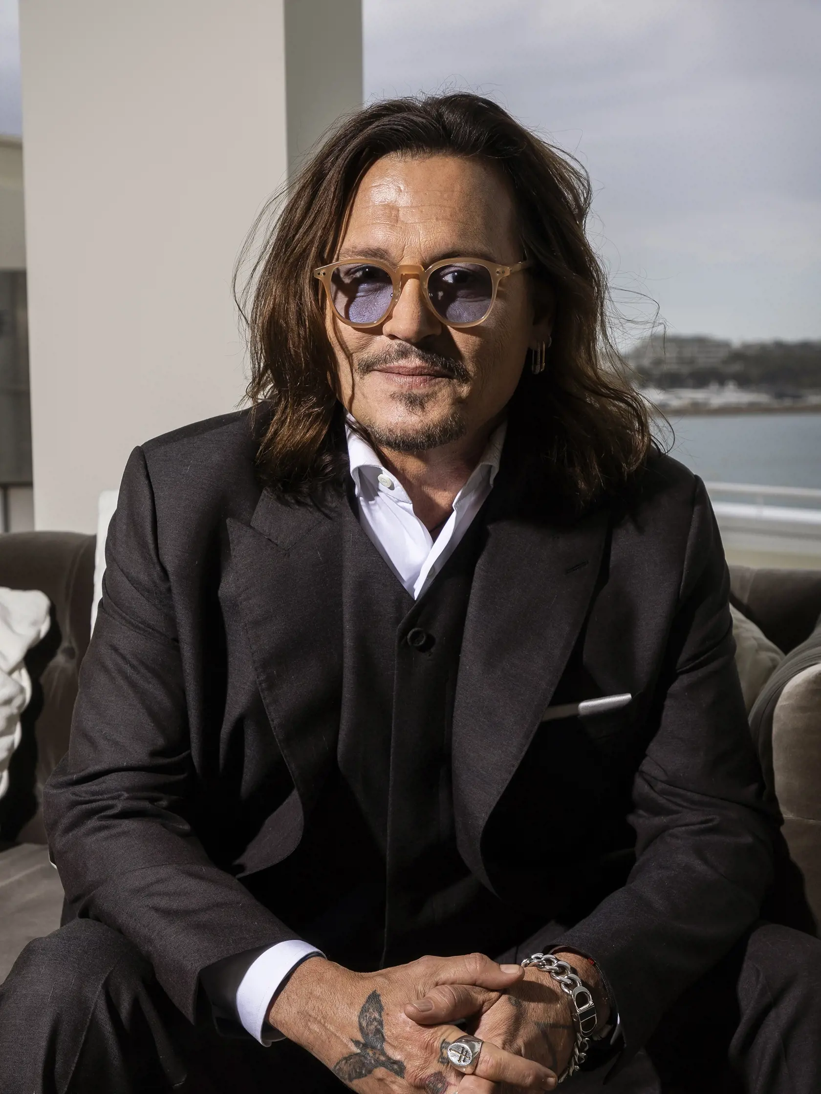 Ikonický Johnny Depp oslavuje 60! Znie to síce neuveriteľne, ale je to tak. Legendárny búrlivák, ktorý stvárnil množstvo filmových charakterov však doteraz lásku života nenašiel. Hoci to občas vyzeralo nádejne, momentálne je opäť sám.