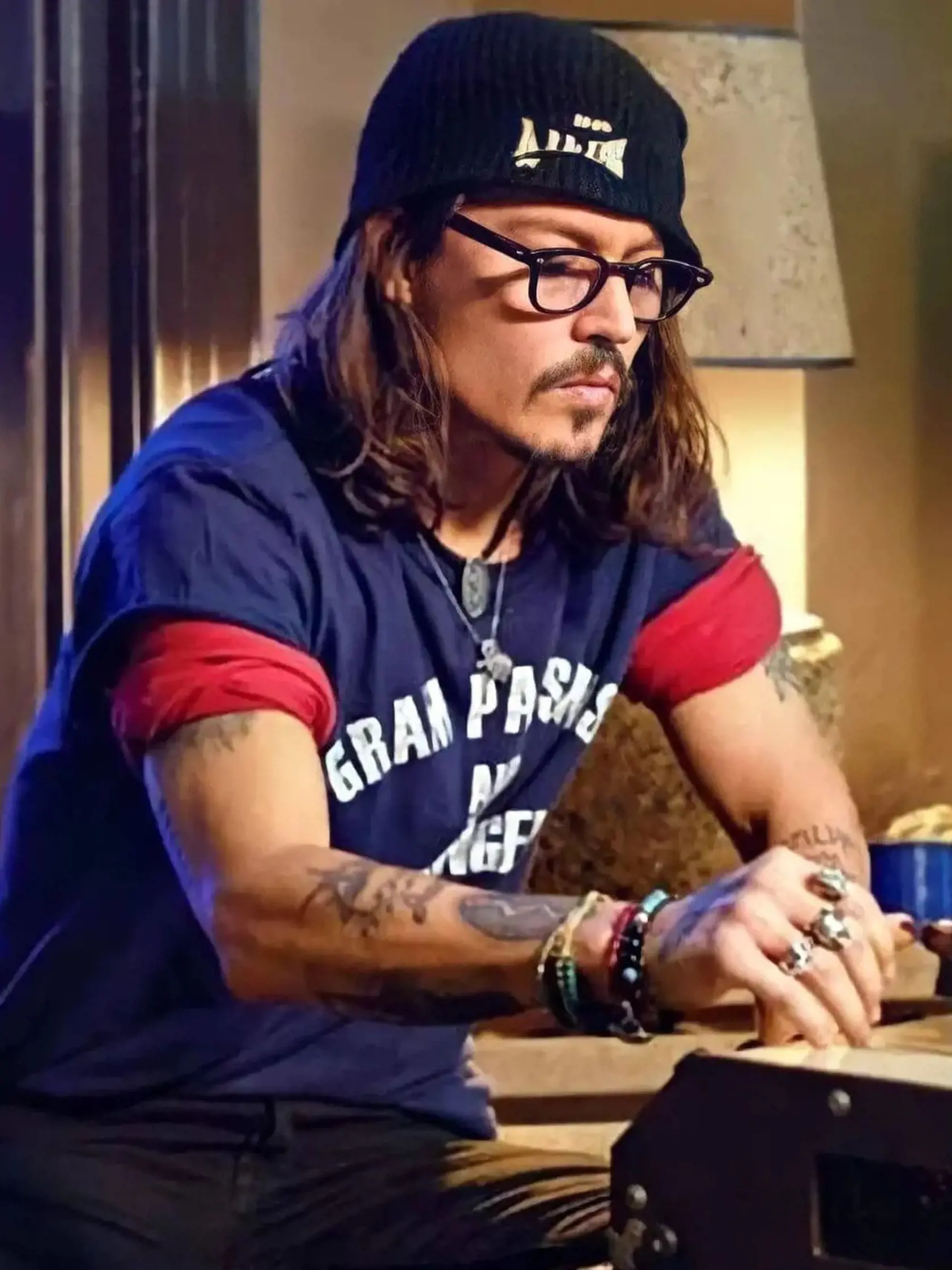 Hoci to znie neuveriteľne Johnny Depp oslavuje 60 rokov. Sláva si však aj v jeho prípade vyžiadala svoju daň. Po škandalóznom manželstve je momentálne opäť sám.