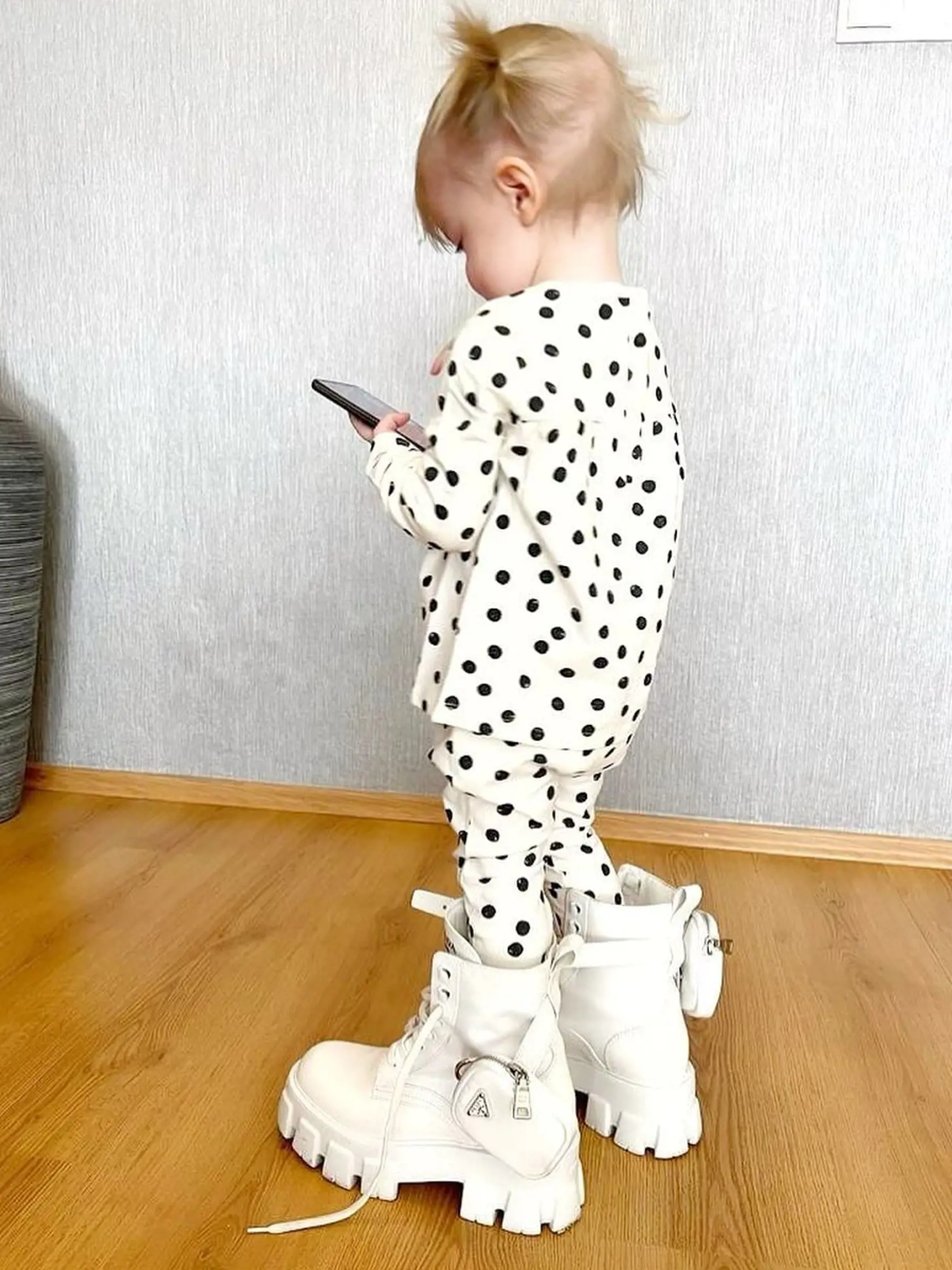 Erika uverejnila rozkošnú fotku, na ktorej má dcérka jej topánky.