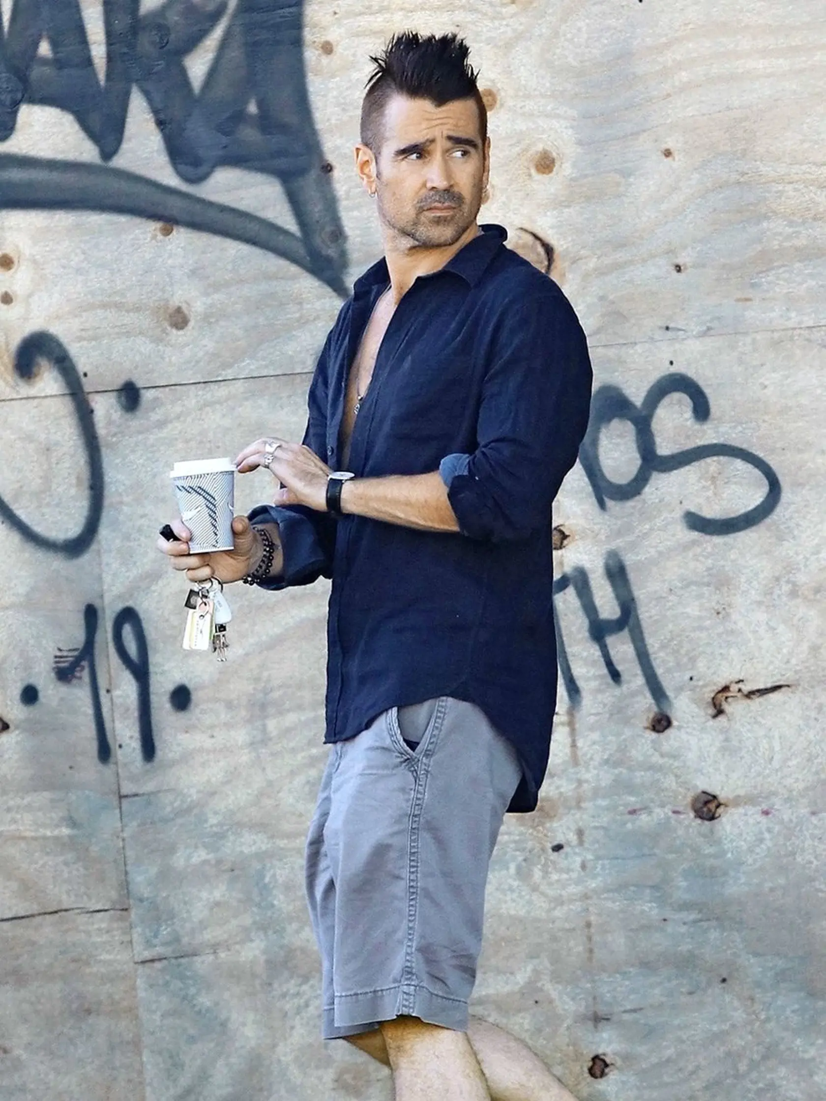 Herec Colin Farrell (43) si v Los Angeles odbehol na kávičku a zároveň sa predviedol s novým účesom, ktorý by mu závidel nejeden tínedžer.