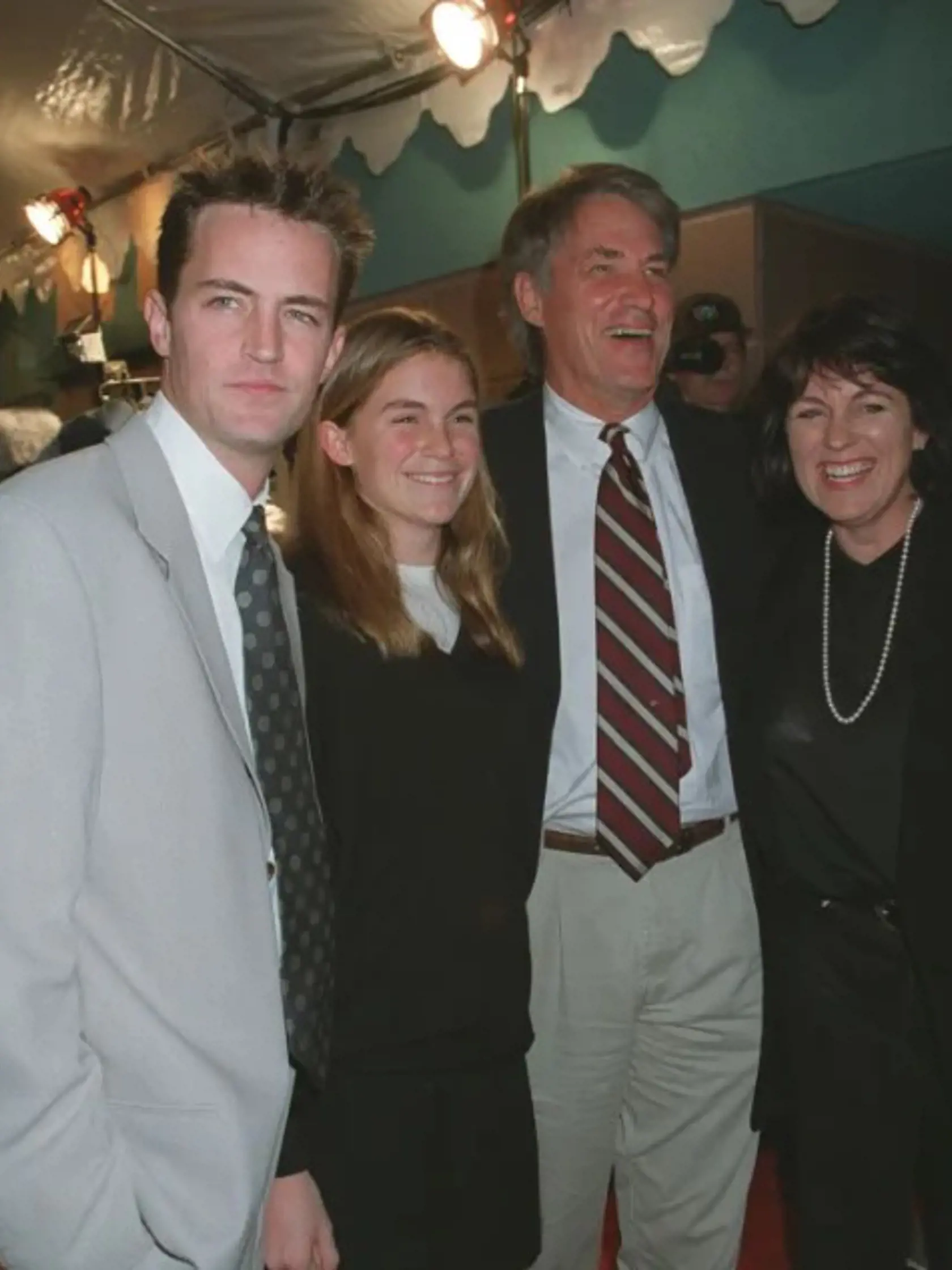 Matthew Perry na snímke so svojou sestrou Miou, otcom Johnom Bennettom a nevlastnou mamou Debbie Perry.