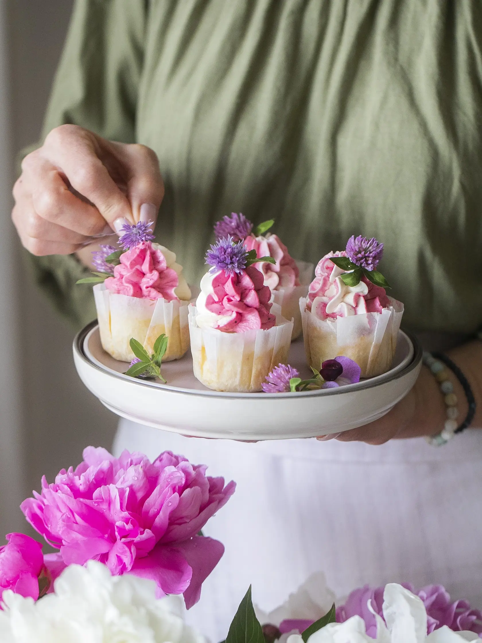 tonka cupcaky s malinovým krémom

recept:
12 KUSOV, PRÍPRAVA 35 MINÚT, PEČENIE 18 AŽ 20 MINÚT
Na cupcaky:
• 150 g hladkej múky • 1 a pol lyžičky kypriaceho prášku • štipka soli
• 115 g masla • 120 g krupicového cukru • 8 g tonka cukru • 2 vajcia L
• 60 ml plnotučného mlieka
Na malinový krém:
• 150 g malín • 3 lyžice kryštálového cukru • štvrť lyžičky kukuričného škrobu • 115 g masla • 50 g práškového cukru • 1 lyžička vanilkového extraktu
• 2 lyžice malinového