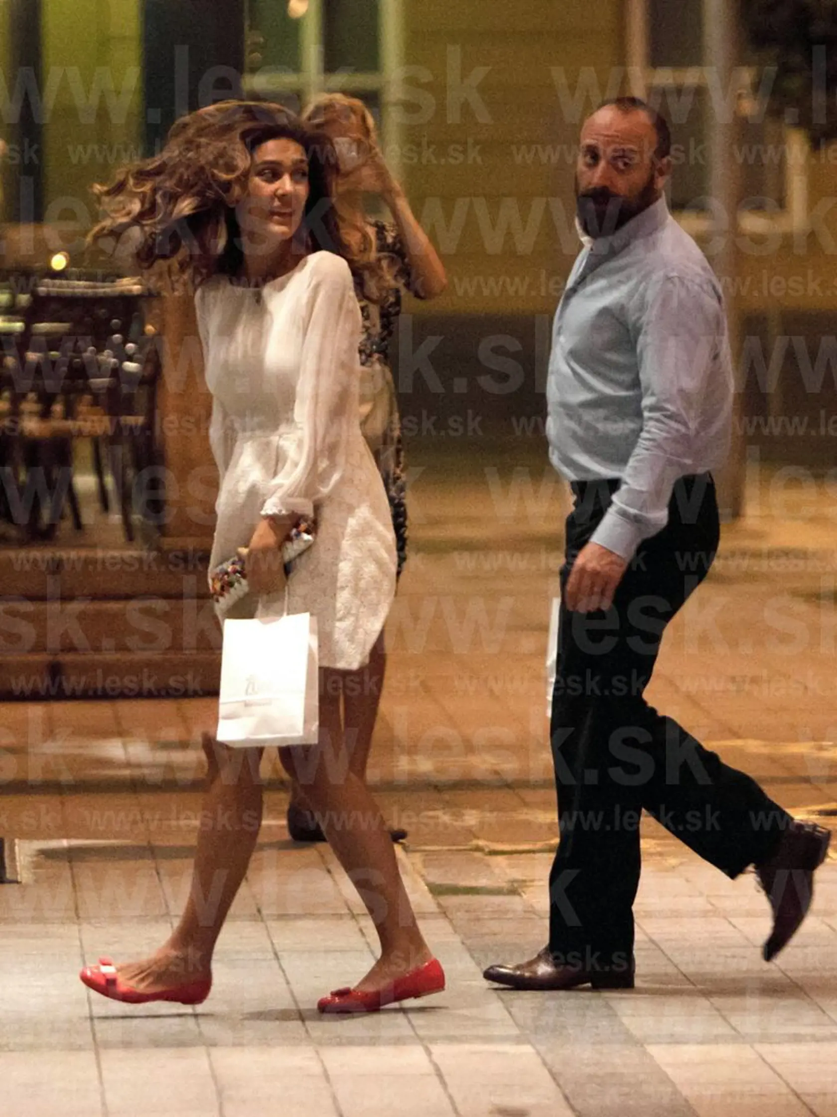 Herci sa v piatok vybrali na tajnú večeru do luxusnej reštaurácie. Pri návrate zradil Bergüzar neposlušný vietor.